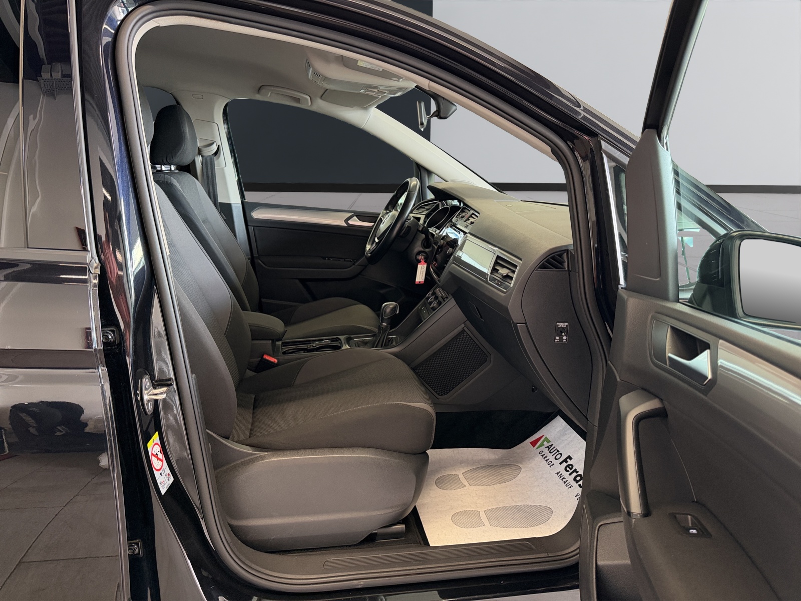 VW Touran 1.6 TDI BlueMotion Technology Trendline DSG-image-18