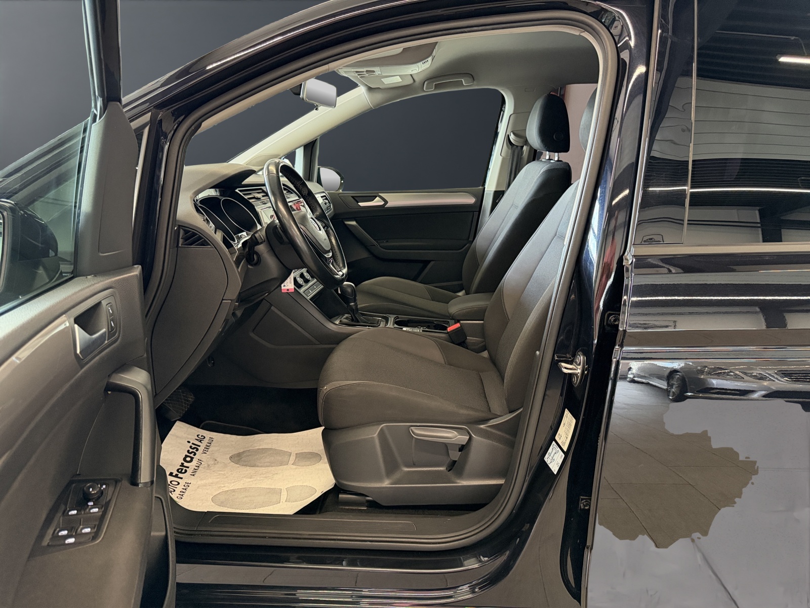 VW Touran 1.6 TDI BlueMotion Technology Trendline DSG-image-15