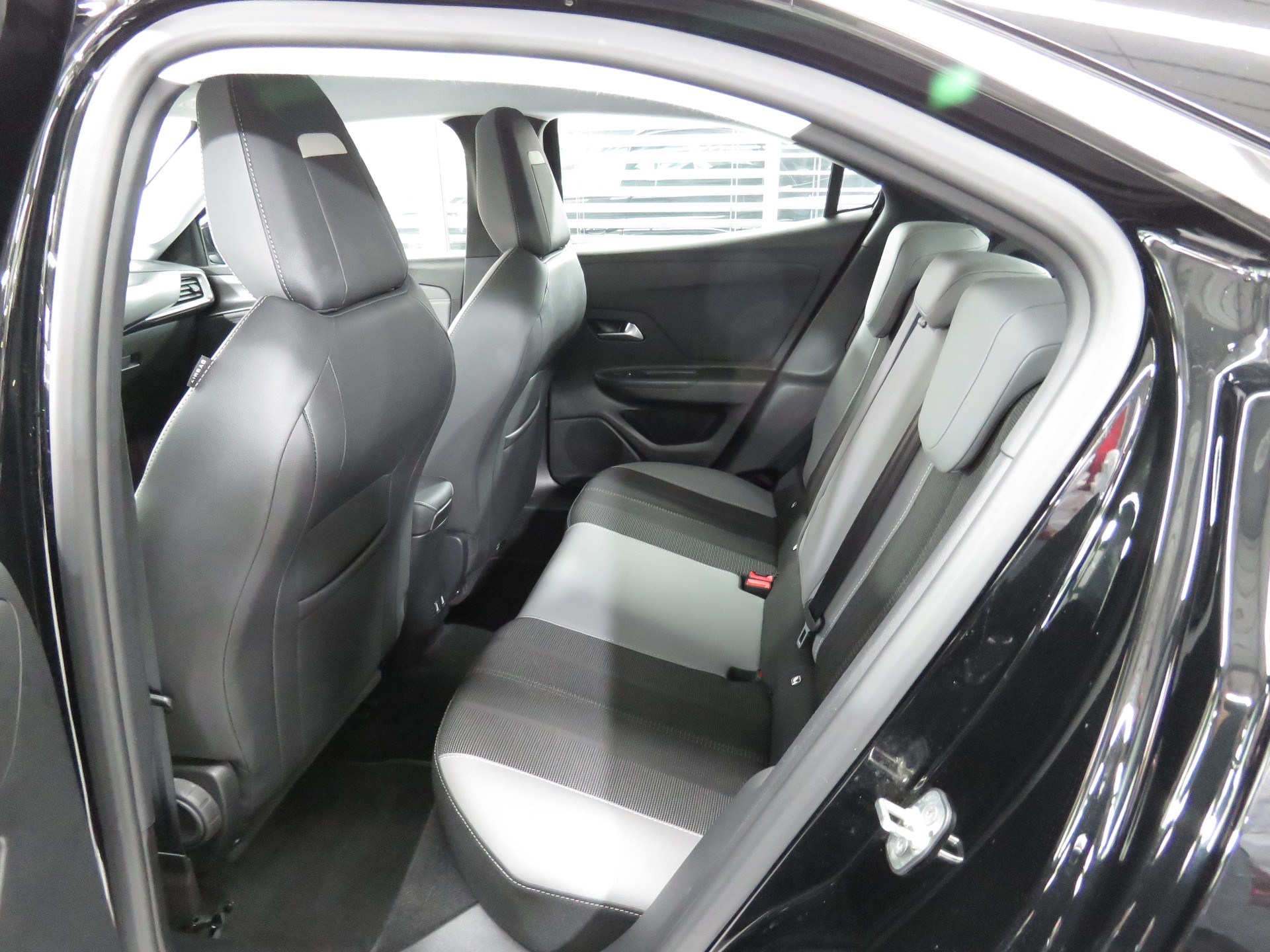 OPEL Mokka 1.2 Direct Injection Turbo Elegance Automat-image-14