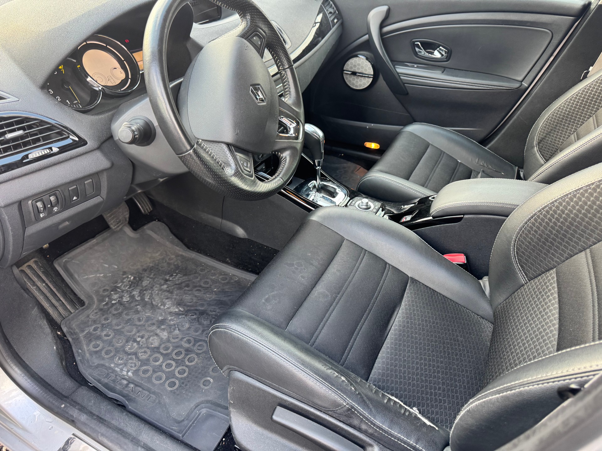 RENAULT Mégane 1.2 16V Turbo Swiss Edition EDC-image-9