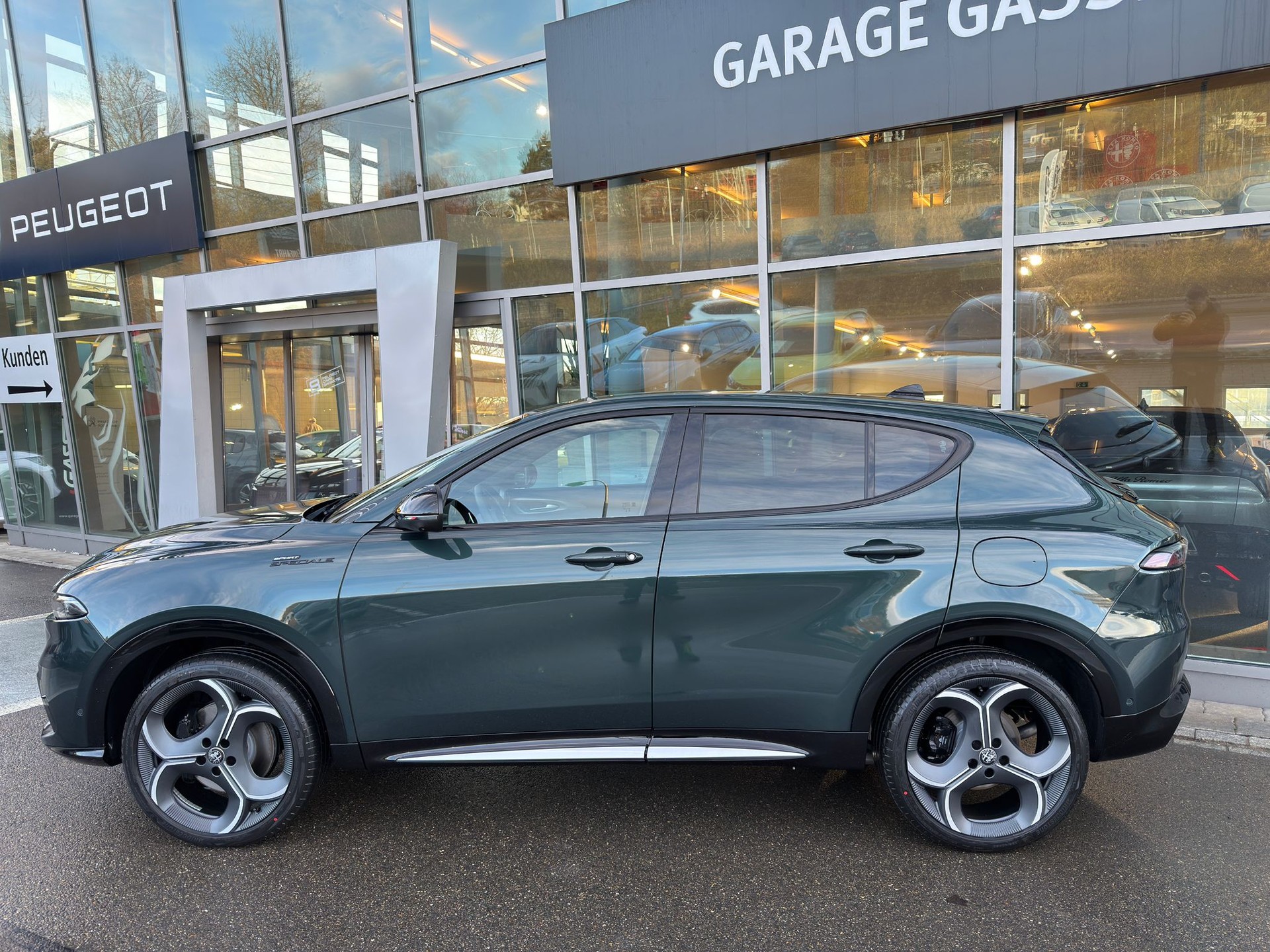 ALFA ROMEO Tonale 1.3 Plug-in-Hybrid Q4 Sport Speciale Launch-showroom-element-1
