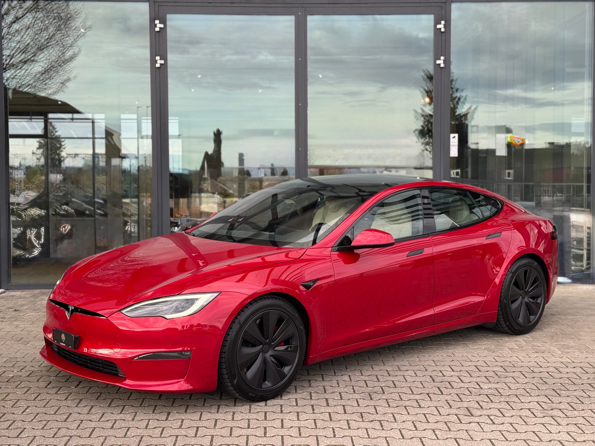 TESLA Model S 100 kWh Plaid-showroom-element-2