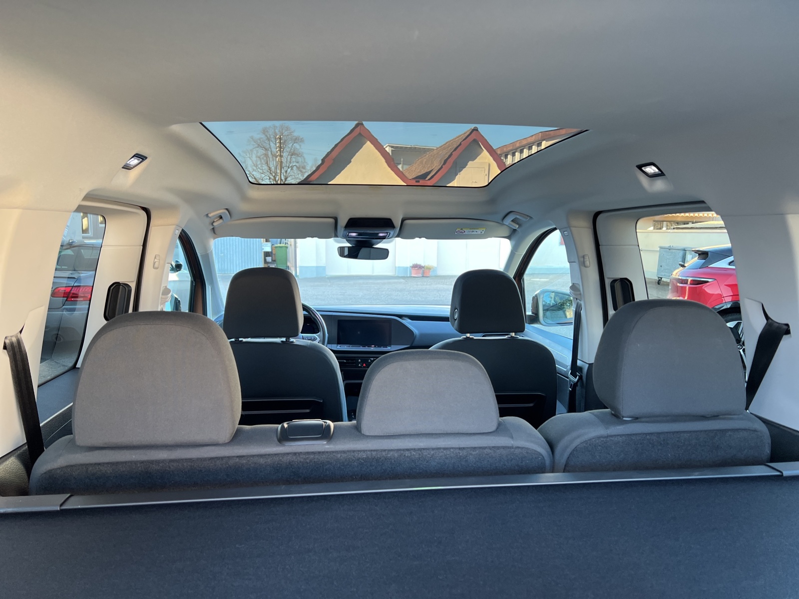 VW Caddy 2.0 TDI Liberty DSG-image-12