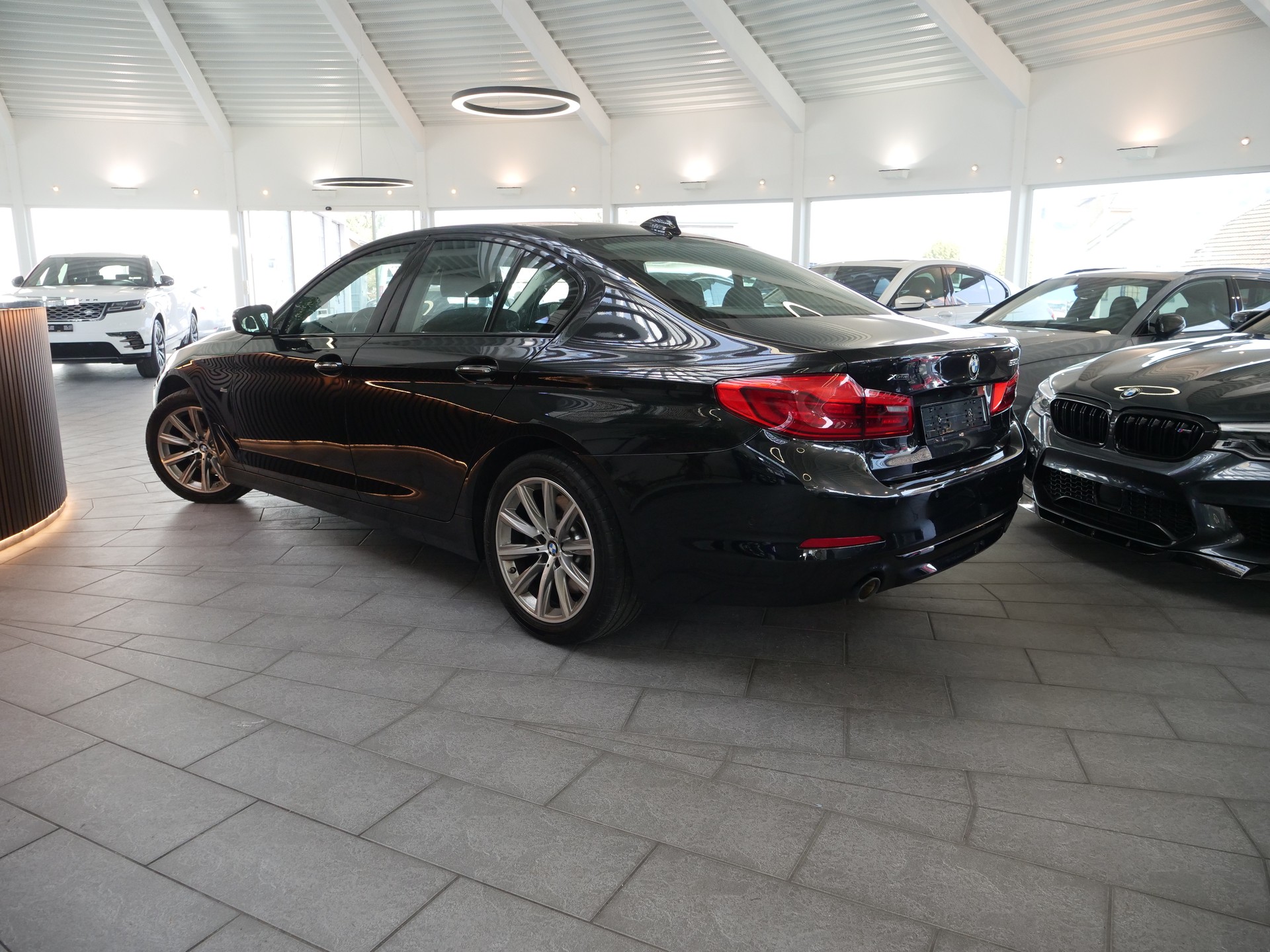 BMW 530d xDrive Sport Line Steptronic-showroom-element-3
