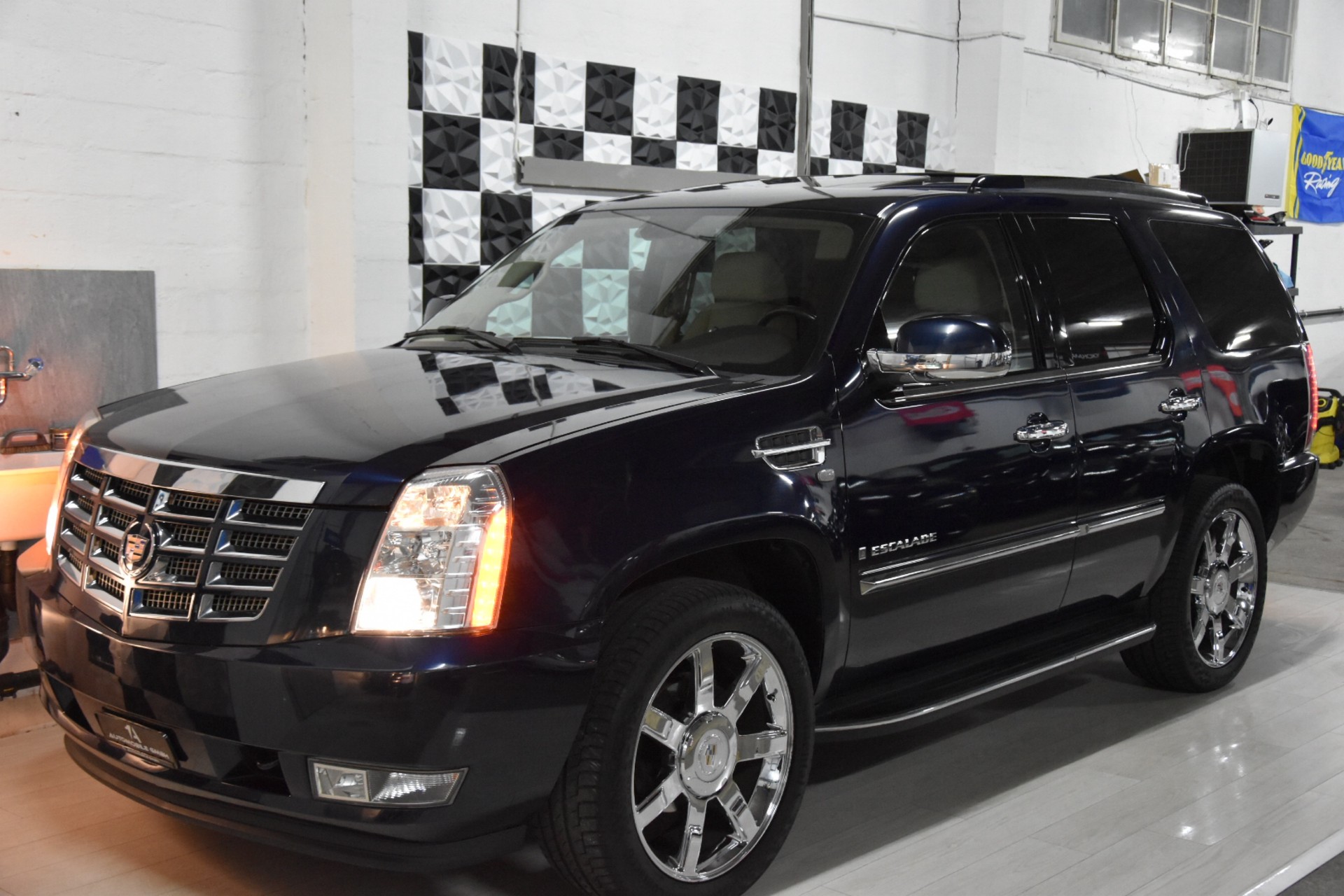 CADILLAC Escalade 6.2 Sport Luxury-showroom-element-1