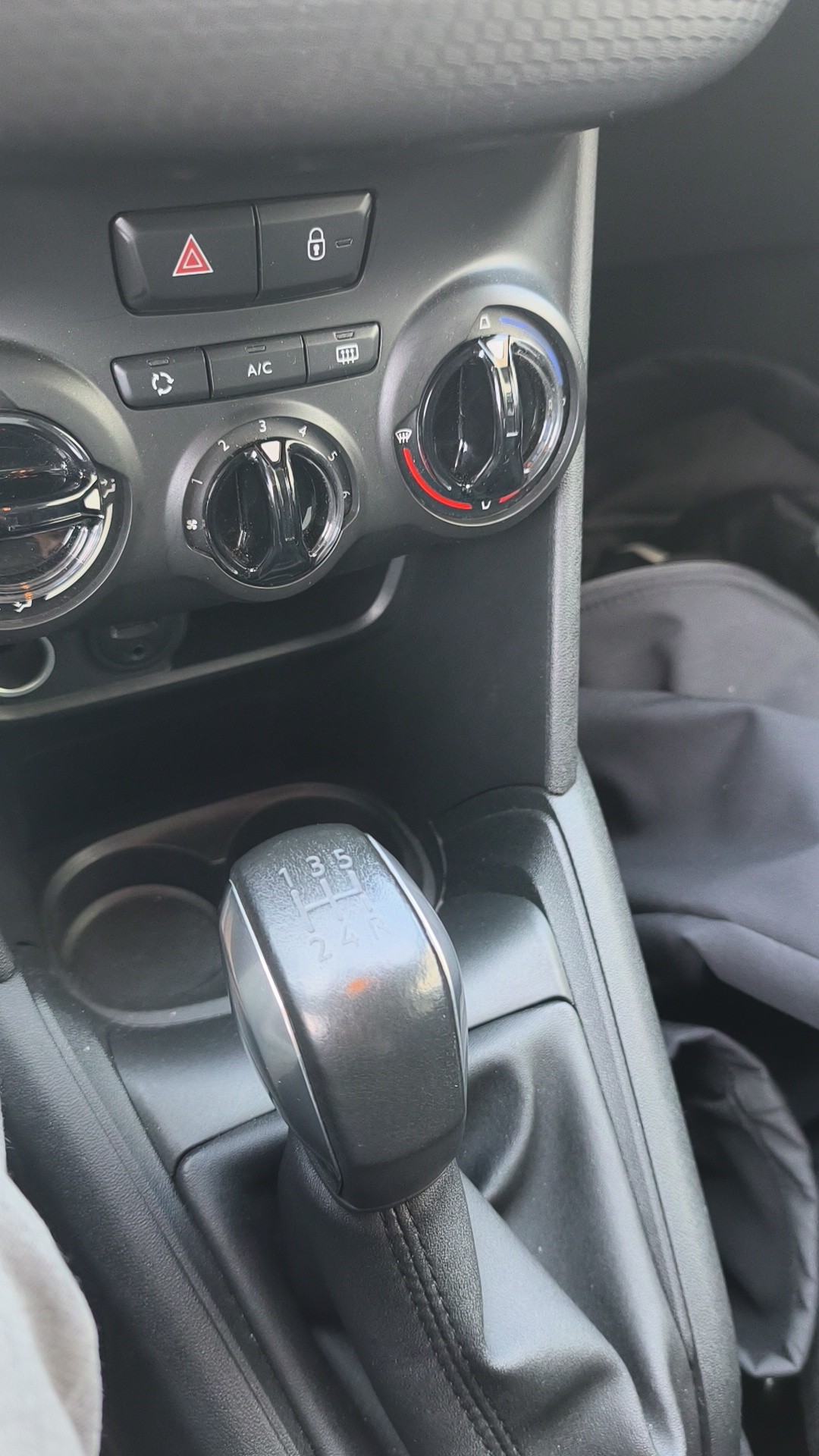 PEUGEOT 208 1.2 PureTech Style-image-15
