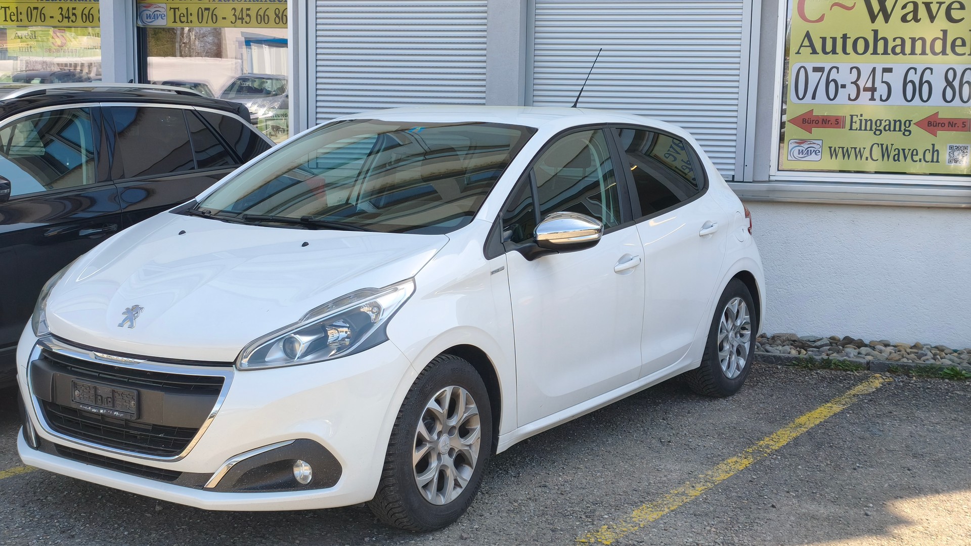 PEUGEOT 208 1.2 PureTech Style-image-9