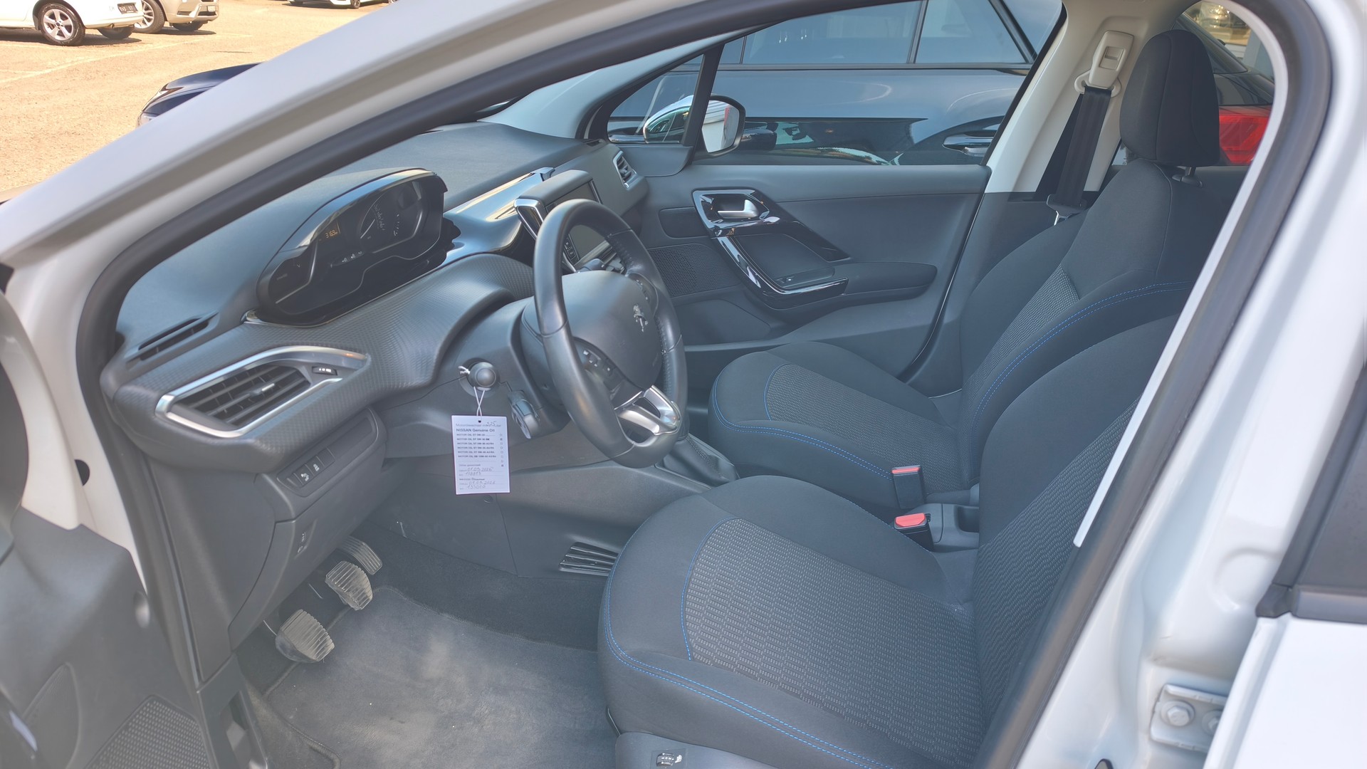PEUGEOT 208 1.2 PureTech Style-image-13