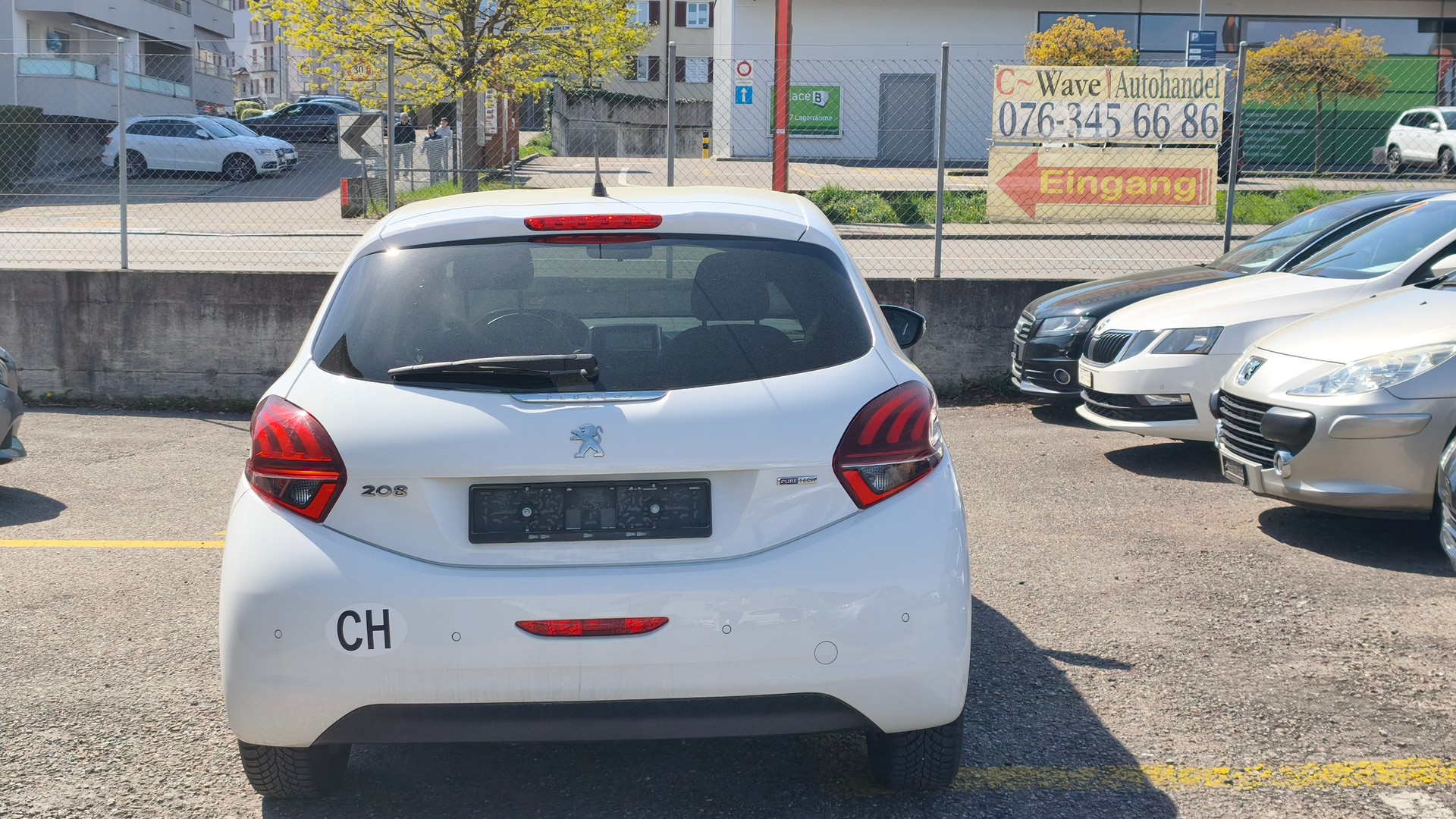 PEUGEOT 208 1.2 PureTech Style-showroom-element-1