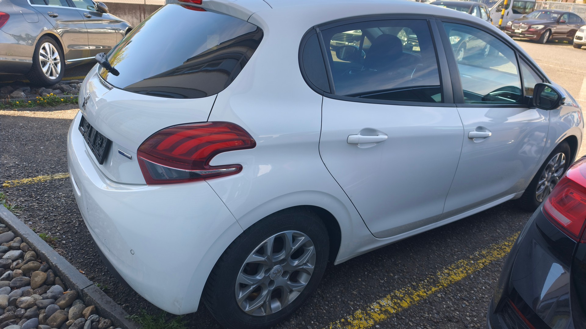 PEUGEOT 208 1.2 PureTech Style-image-12