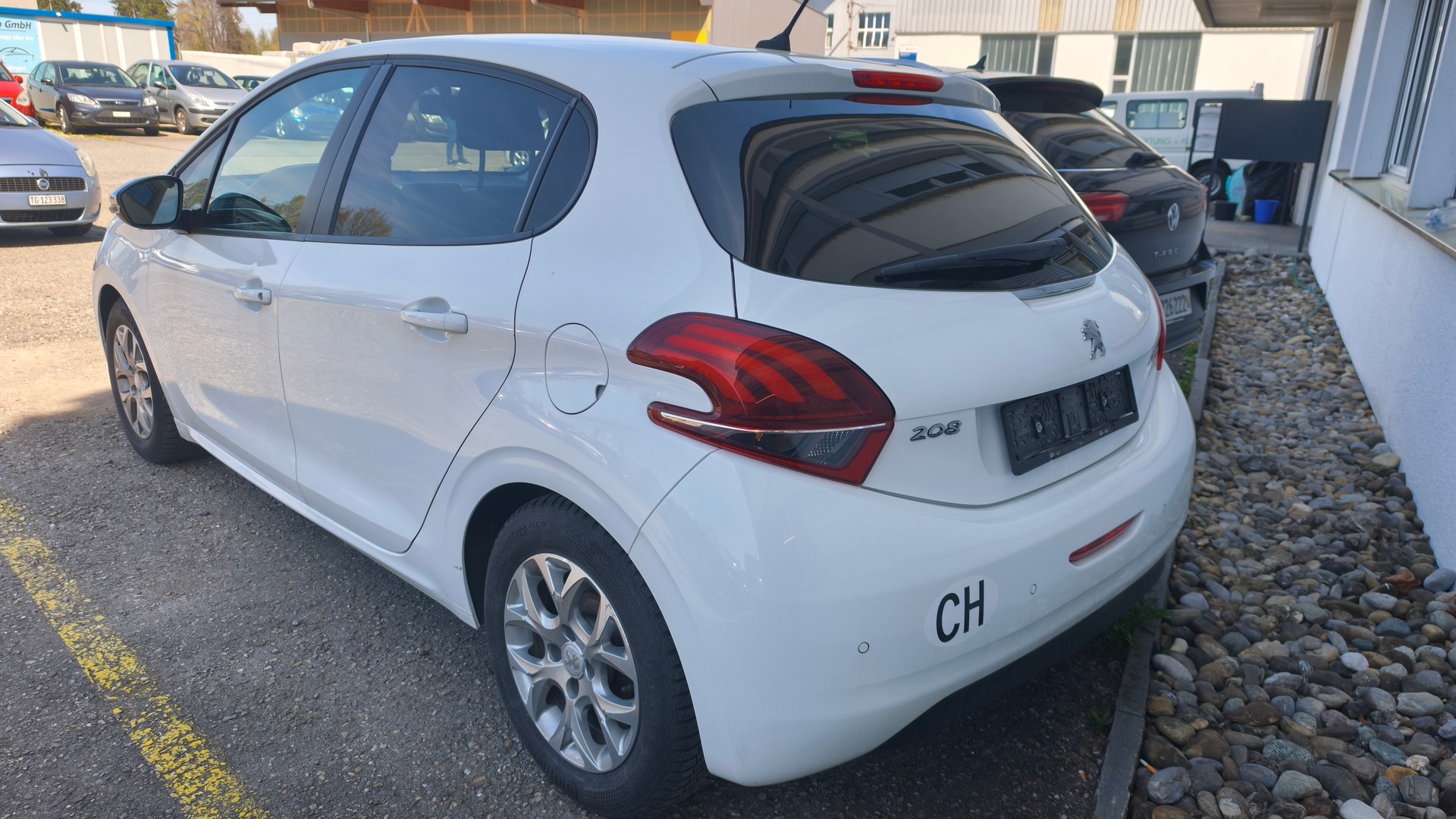 PEUGEOT 208 1.2 PureTech Style-image-11