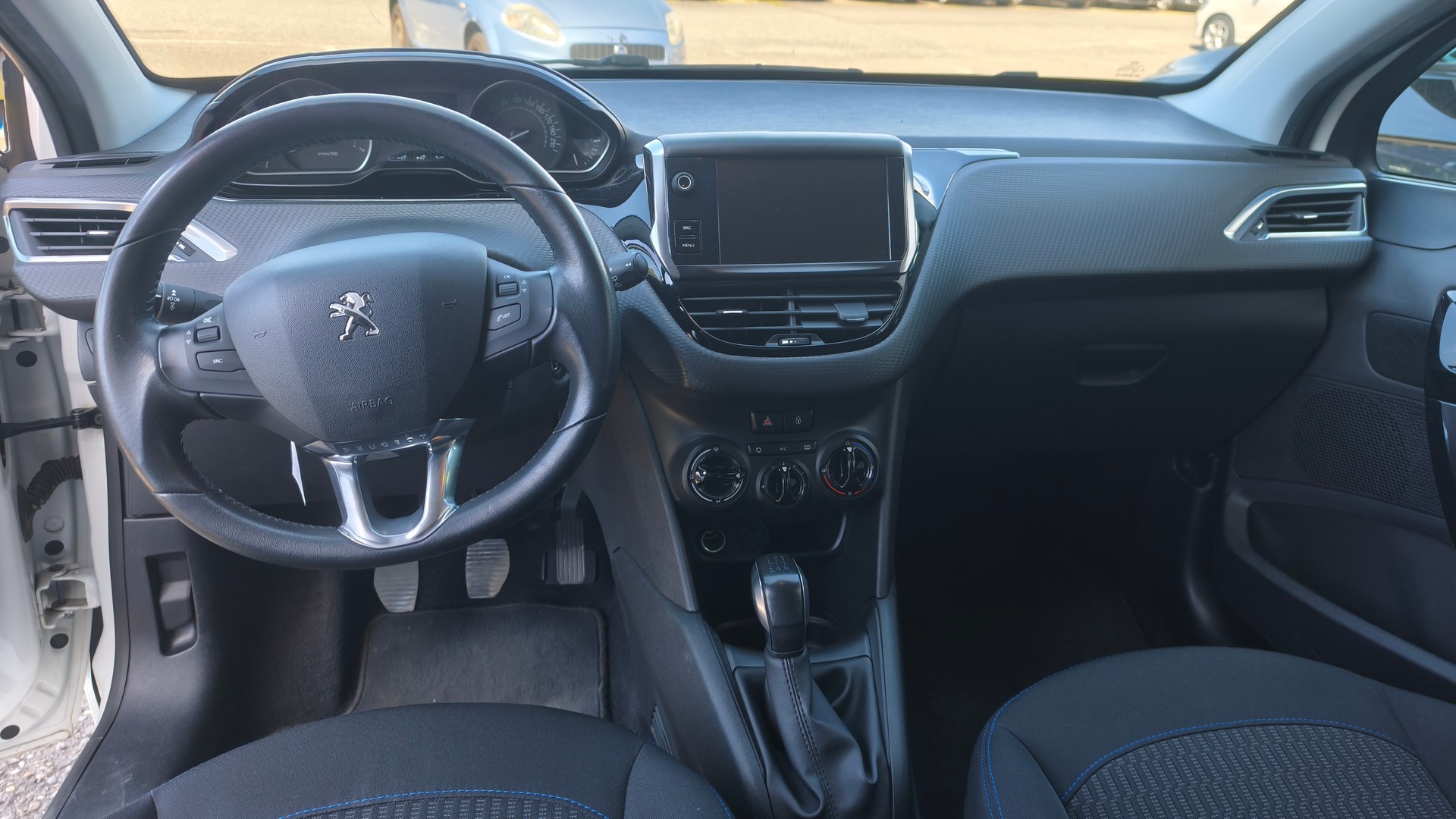 PEUGEOT 208 1.2 PureTech Style-image-7