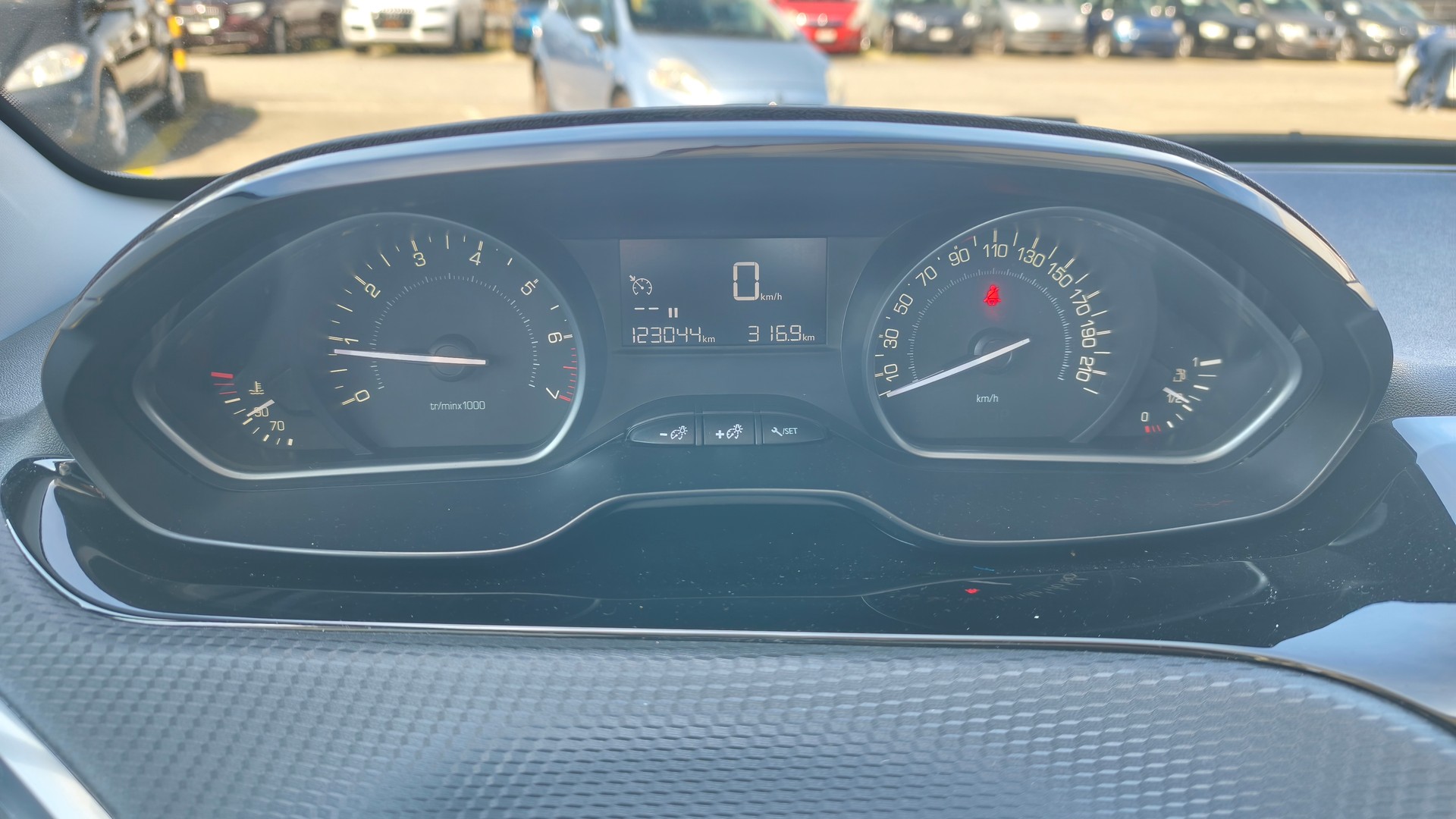 PEUGEOT 208 1.2 PureTech Style-image-8