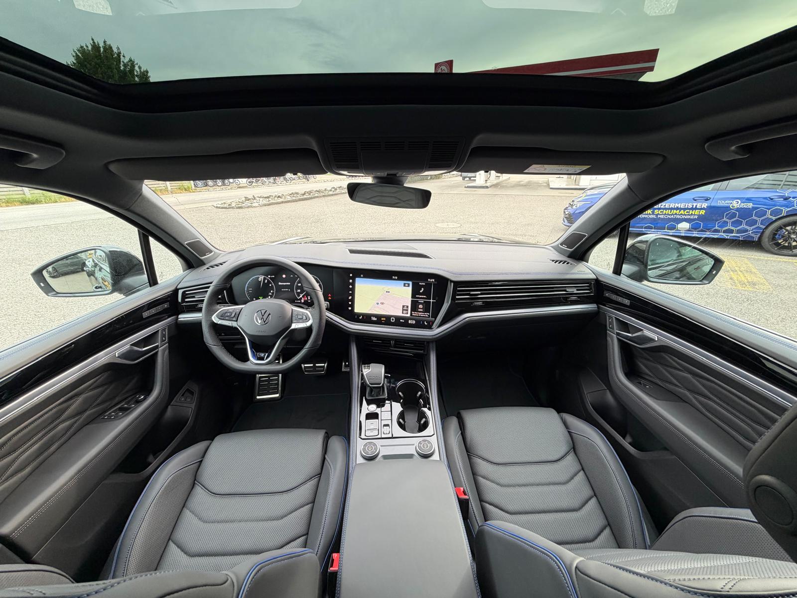 VW VW Touareg 3.0 TSI R-Line Final Edition Tiptronic-image-18