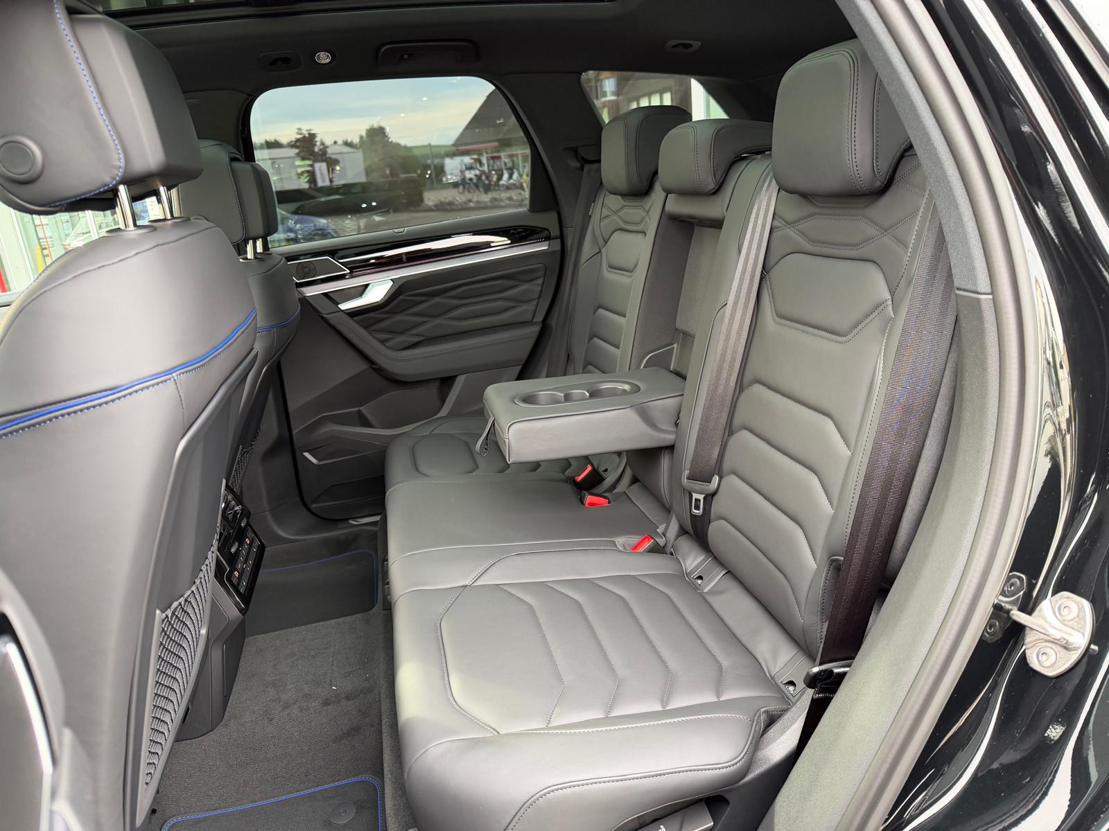 VW VW Touareg 3.0 TSI R-Line Final Edition Tiptronic-image-25