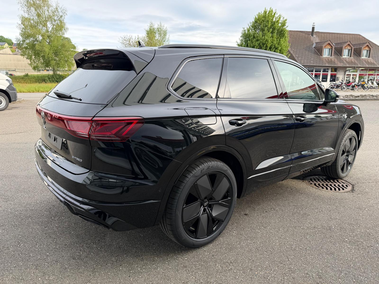 VW VW Touareg 3.0 TSI R-Line Final Edition Tiptronic-image-4