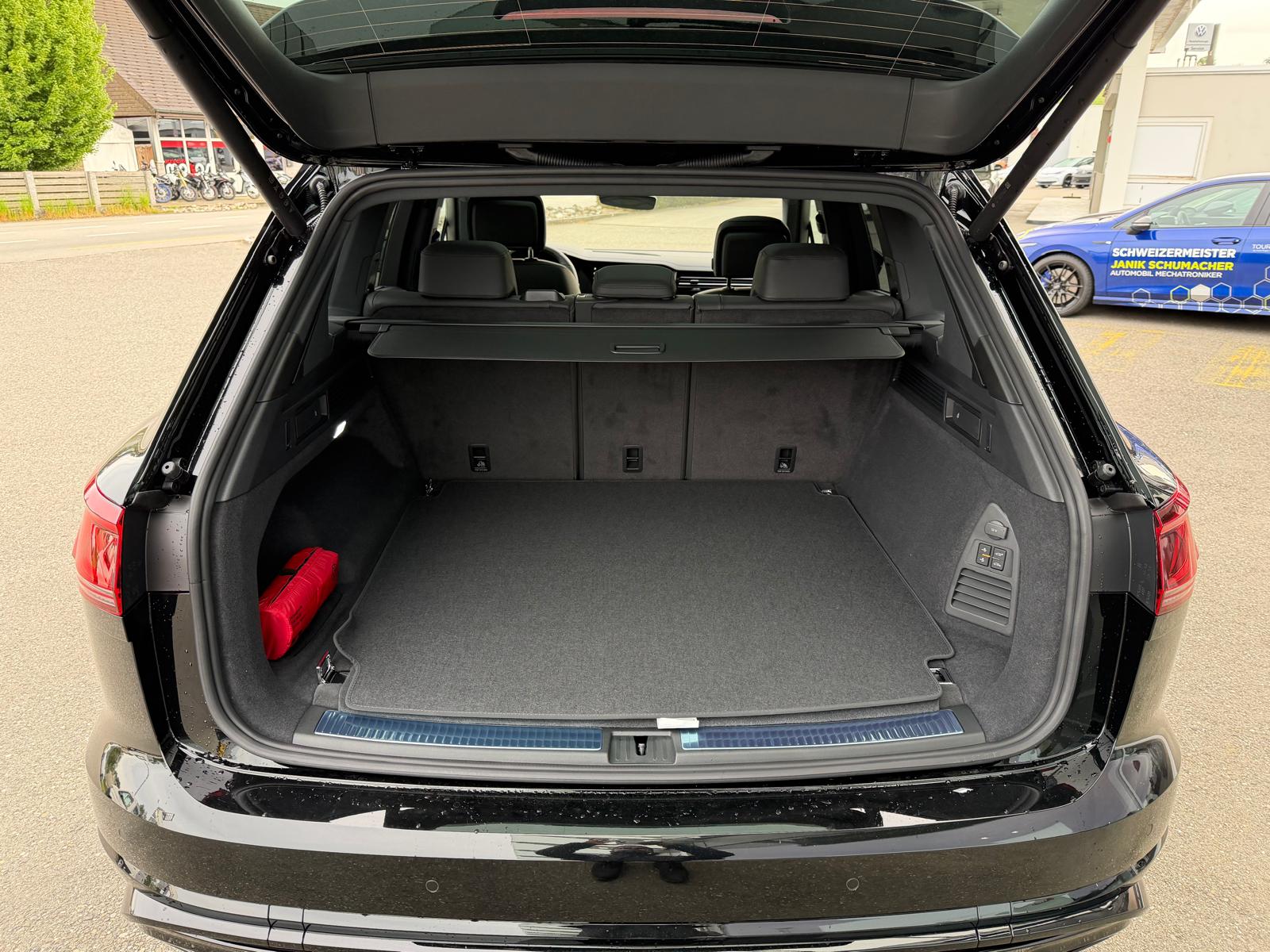 VW VW Touareg 3.0 TSI R-Line Final Edition Tiptronic-image-27