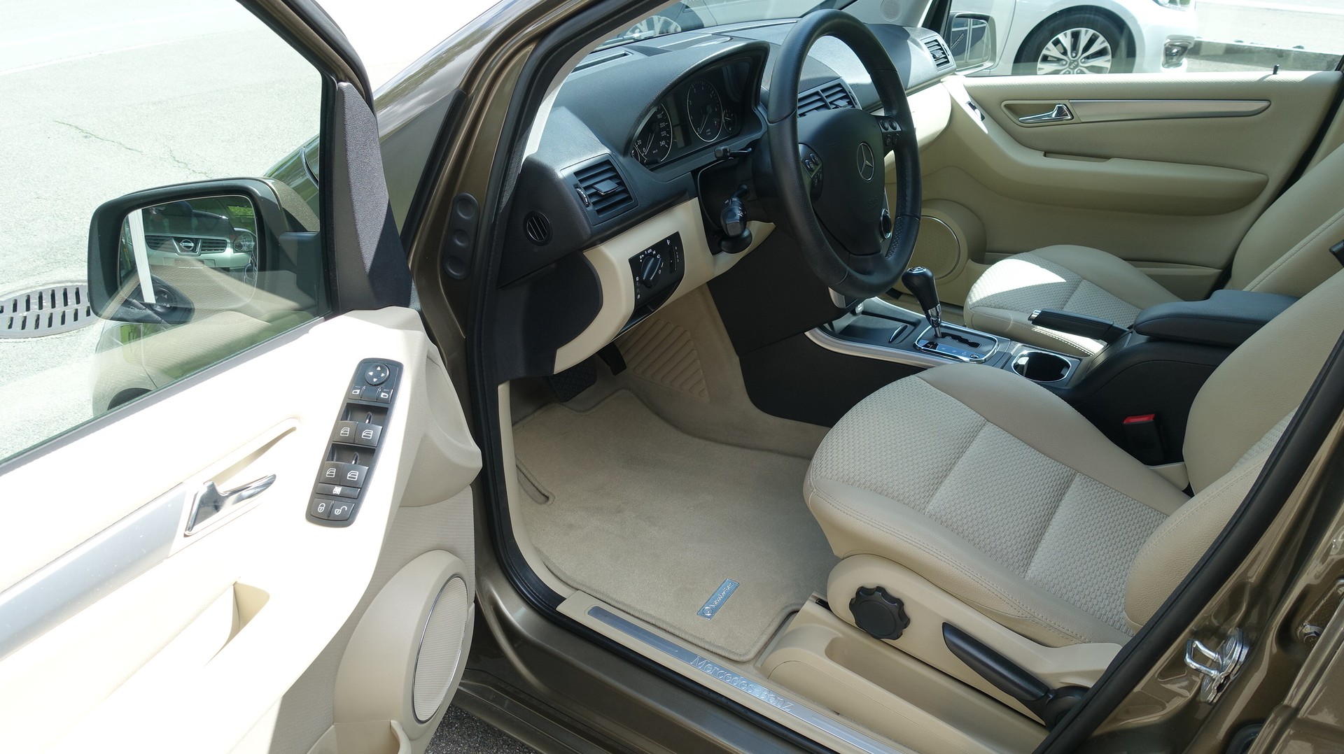 MERCEDES-BENZ A 180 Avantgarde Selection Autotronic-image-8