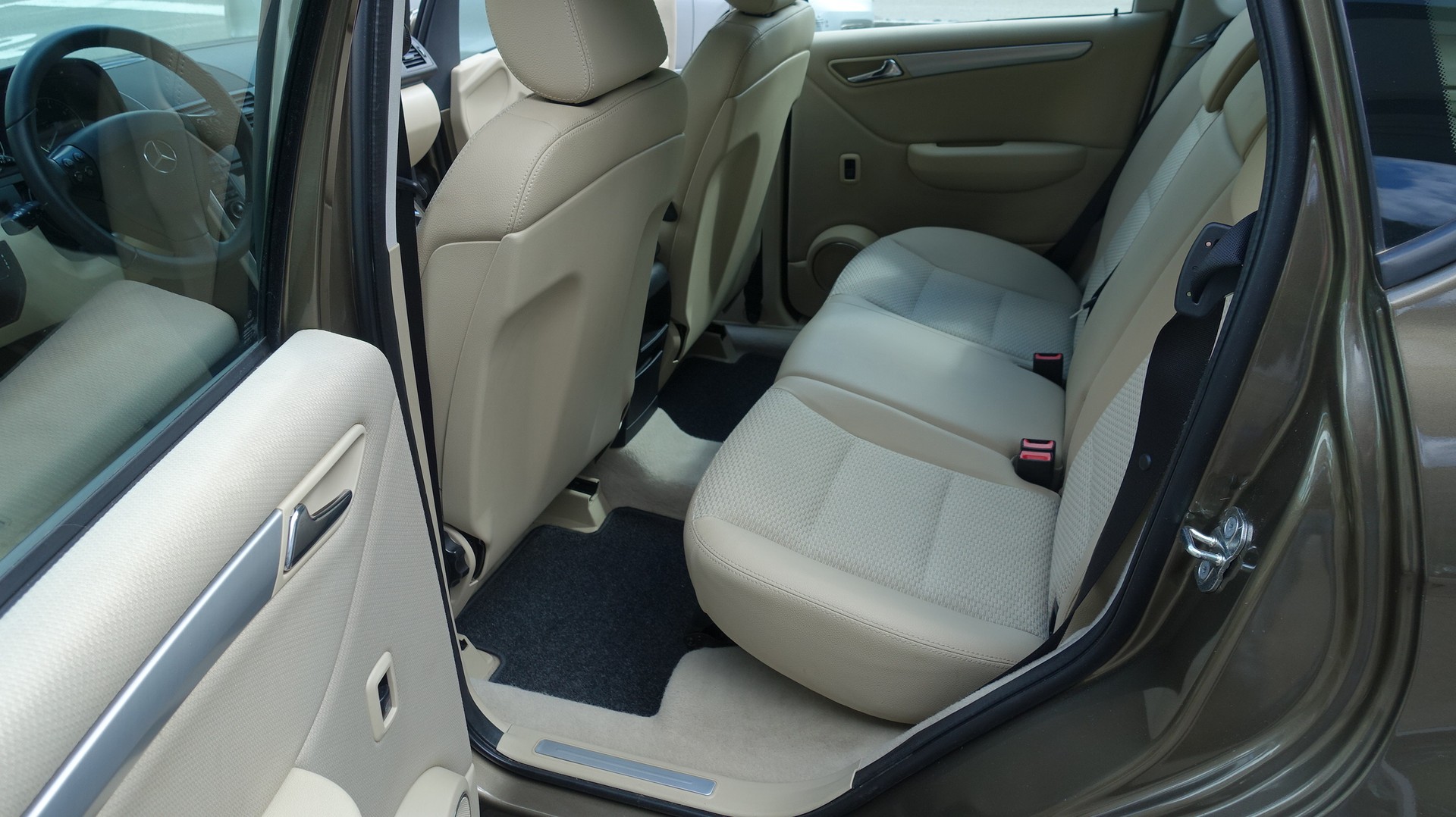 MERCEDES-BENZ A 180 Avantgarde Selection Autotronic-image-11