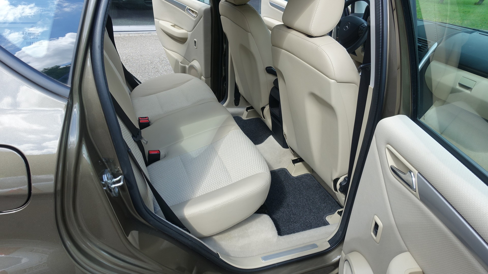 MERCEDES-BENZ A 180 Avantgarde Selection Autotronic-image-12