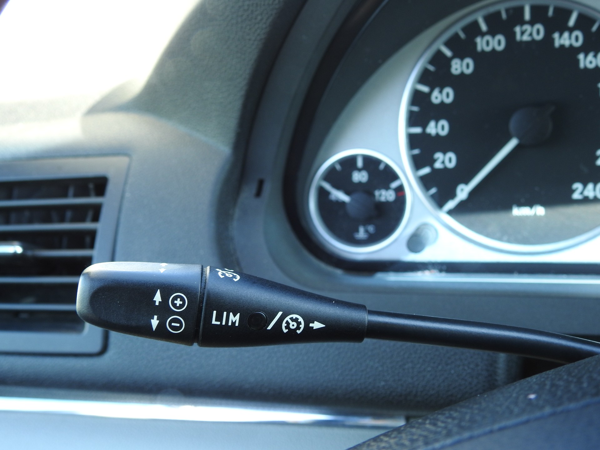 MERCEDES-BENZ B 200-image-25