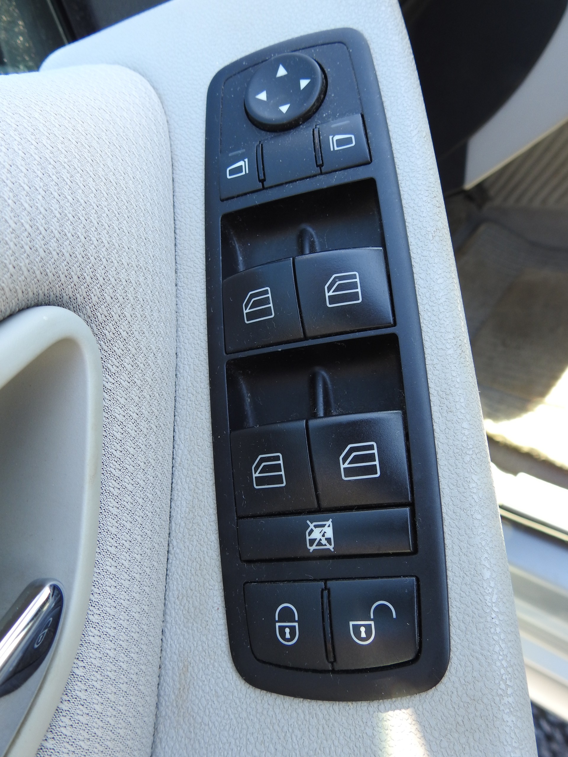 MERCEDES-BENZ B 200-image-19