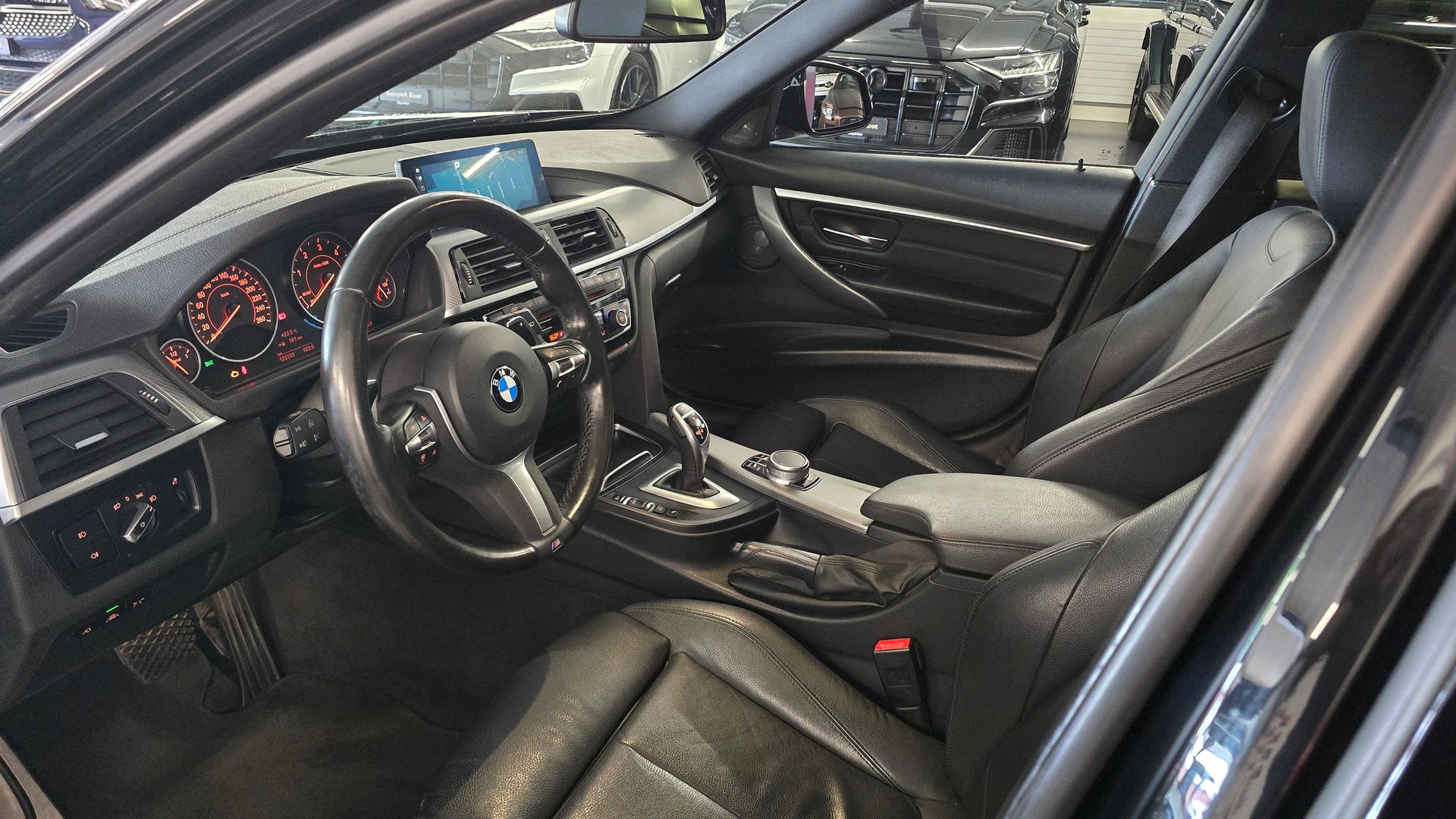 BMW 320d xDrive Touring Edition M Sport Steptronic-image-15