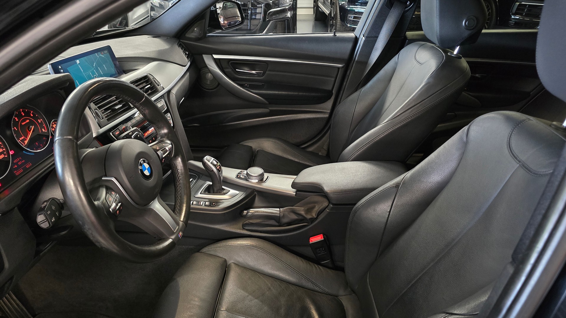 BMW 320d xDrive Touring Edition M Sport Steptronic-image-17