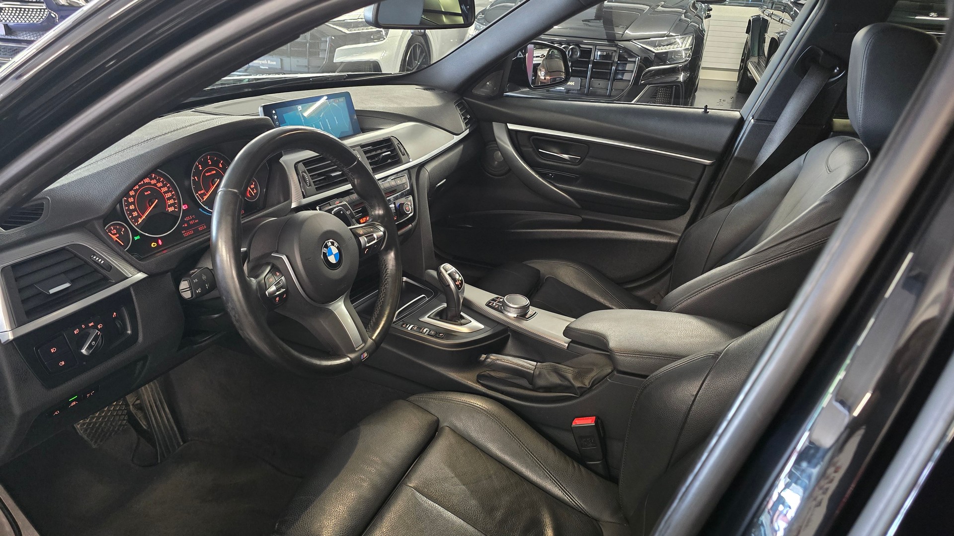 BMW 320d xDrive Touring Edition M Sport Steptronic-image-14