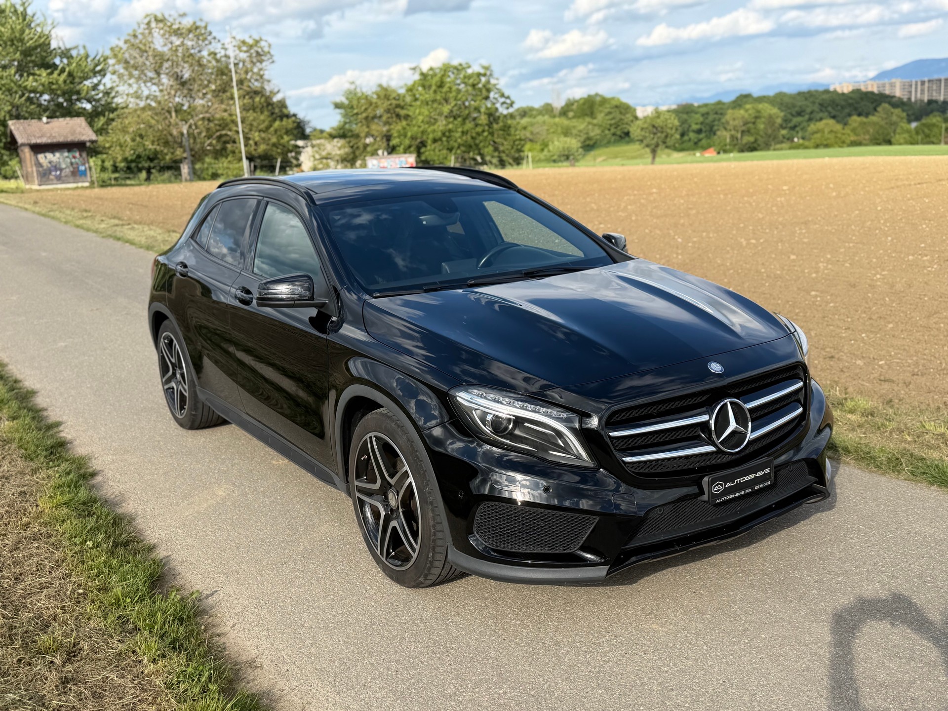 MERCEDES-BENZ GLA 200 AMG Line 7G-DCT-image-4