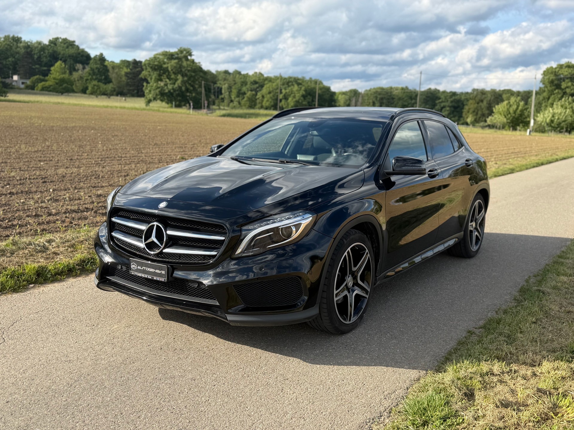 MERCEDES-BENZ GLA 200 AMG Line 7G-DCT-image-2
