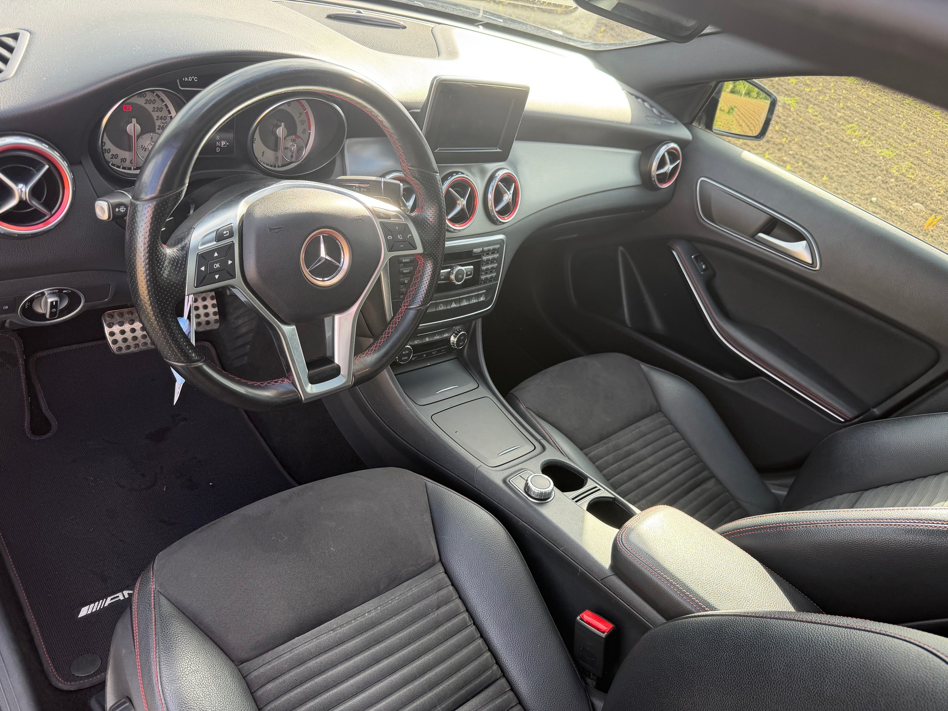 MERCEDES-BENZ GLA 200 AMG Line 7G-DCT-image-14