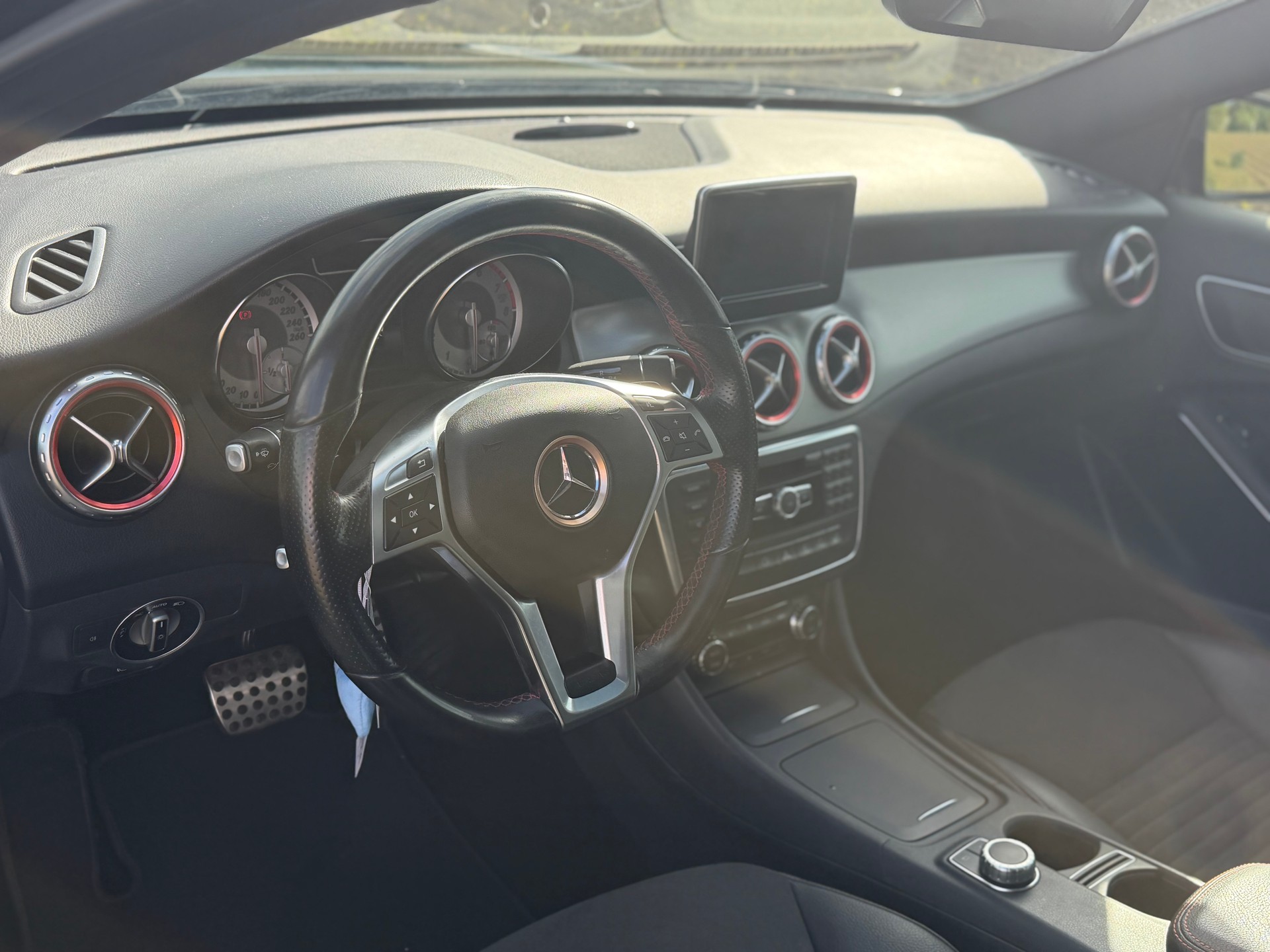 MERCEDES-BENZ GLA 200 AMG Line 7G-DCT-image-12
