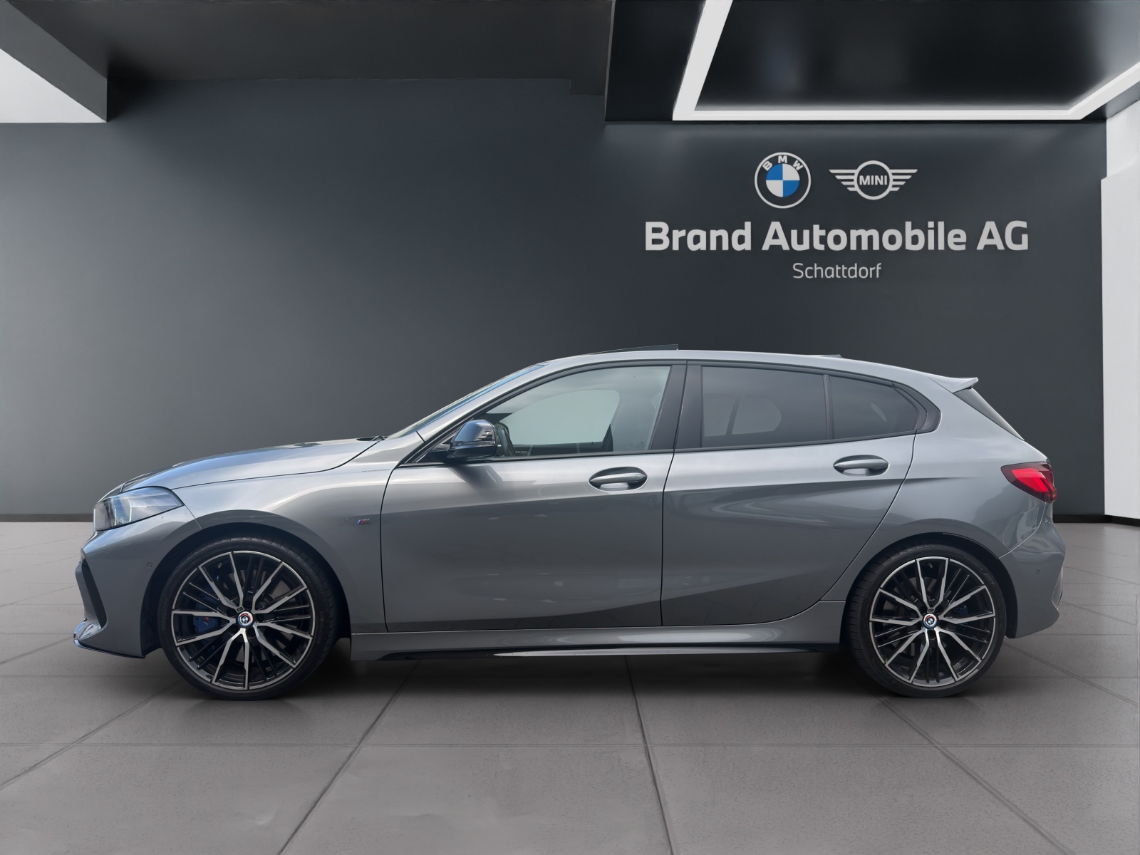 BMW M135i xDrive-showroom-element-1