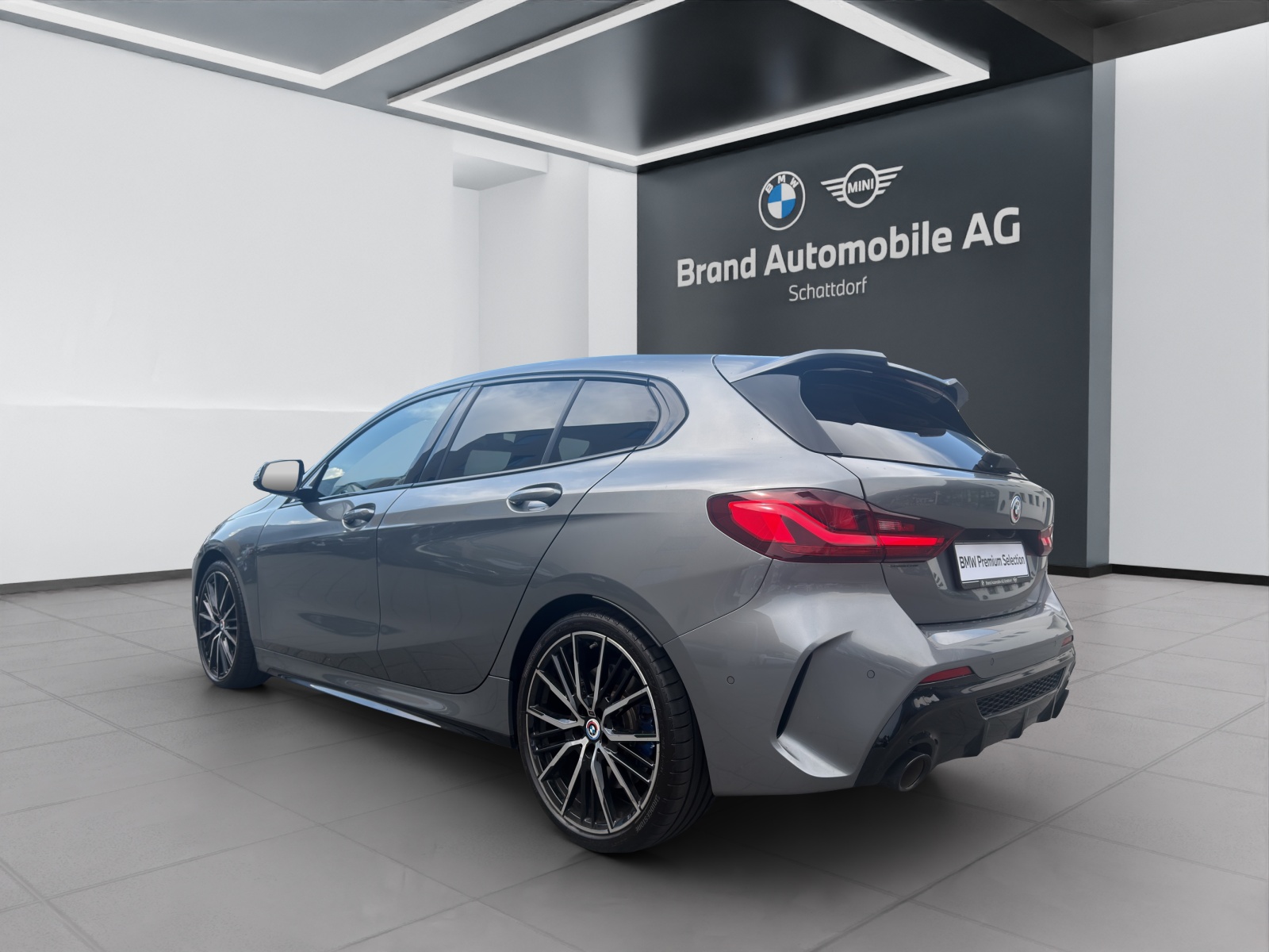 BMW M135i xDrive-showroom-element-2