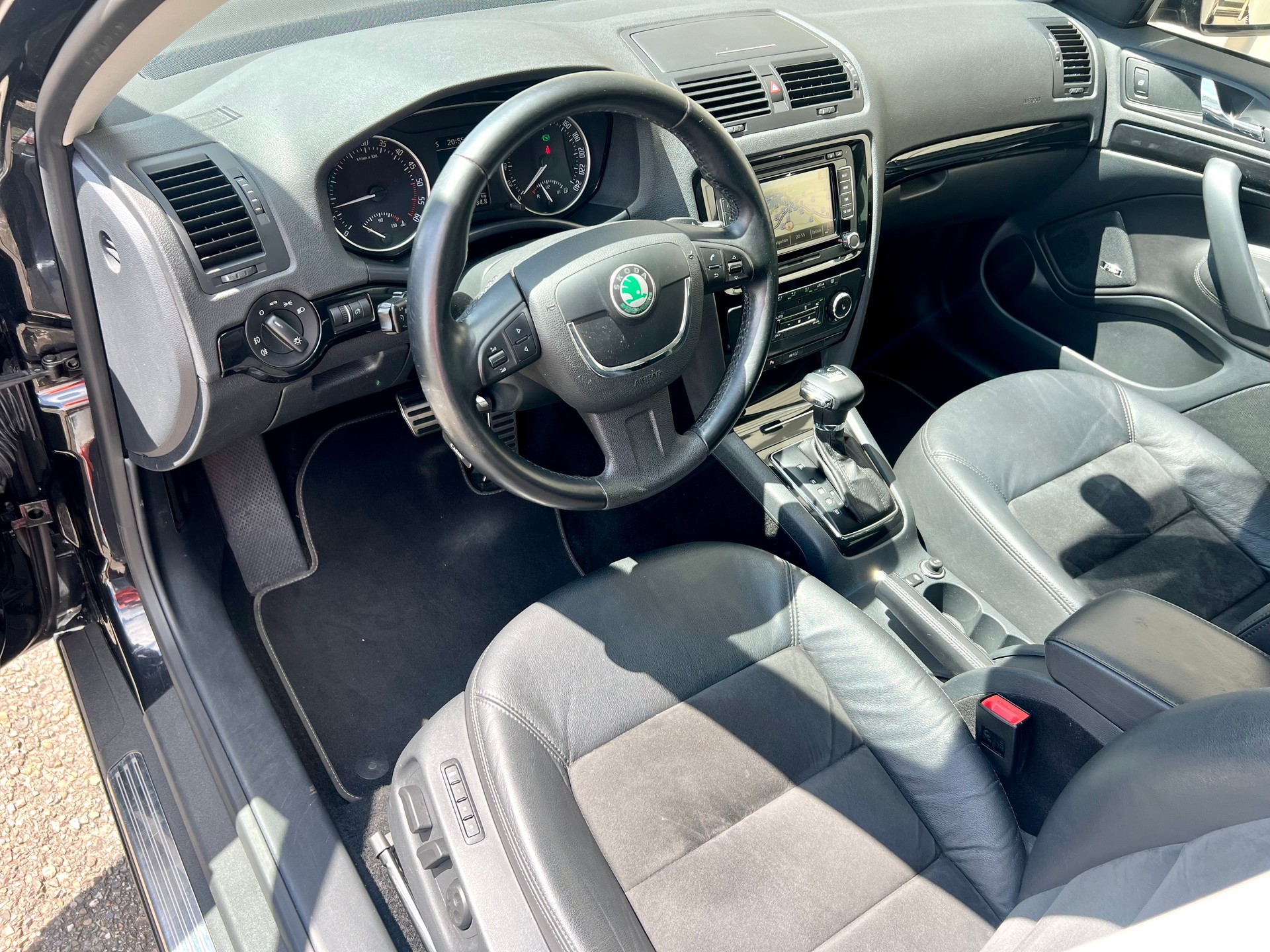 SKODA Octavia Combi 2.0 TDI Laurin & Klement 4x4 DSG by Nutzfahrzeugcenter Seetal-image-9