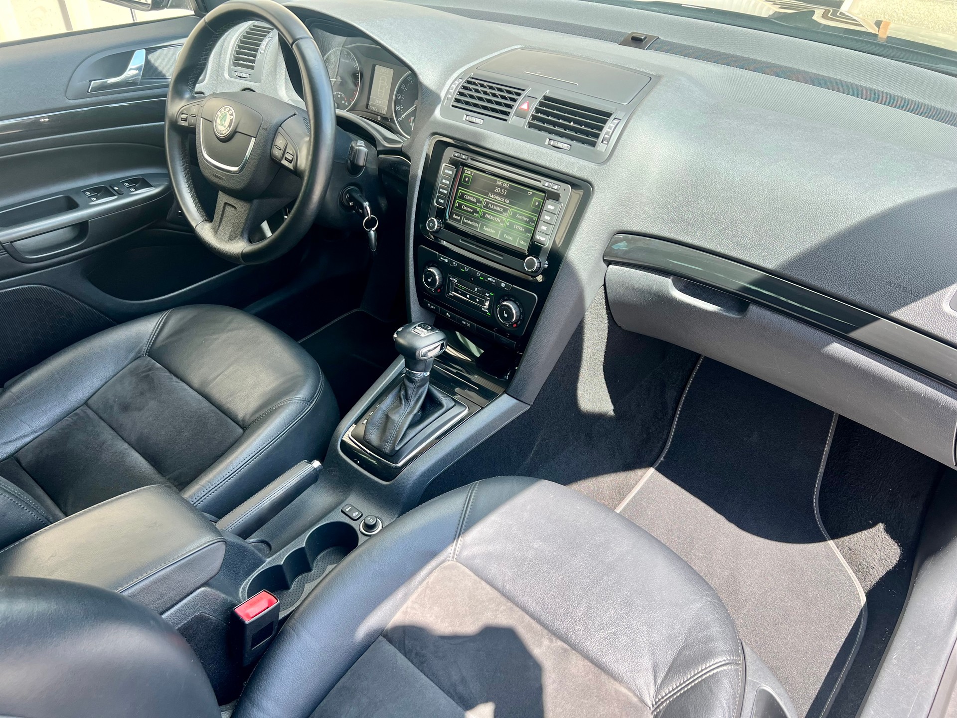 SKODA Octavia Combi 2.0 TDI Laurin & Klement 4x4 DSG by Nutzfahrzeugcenter Seetal-image-8