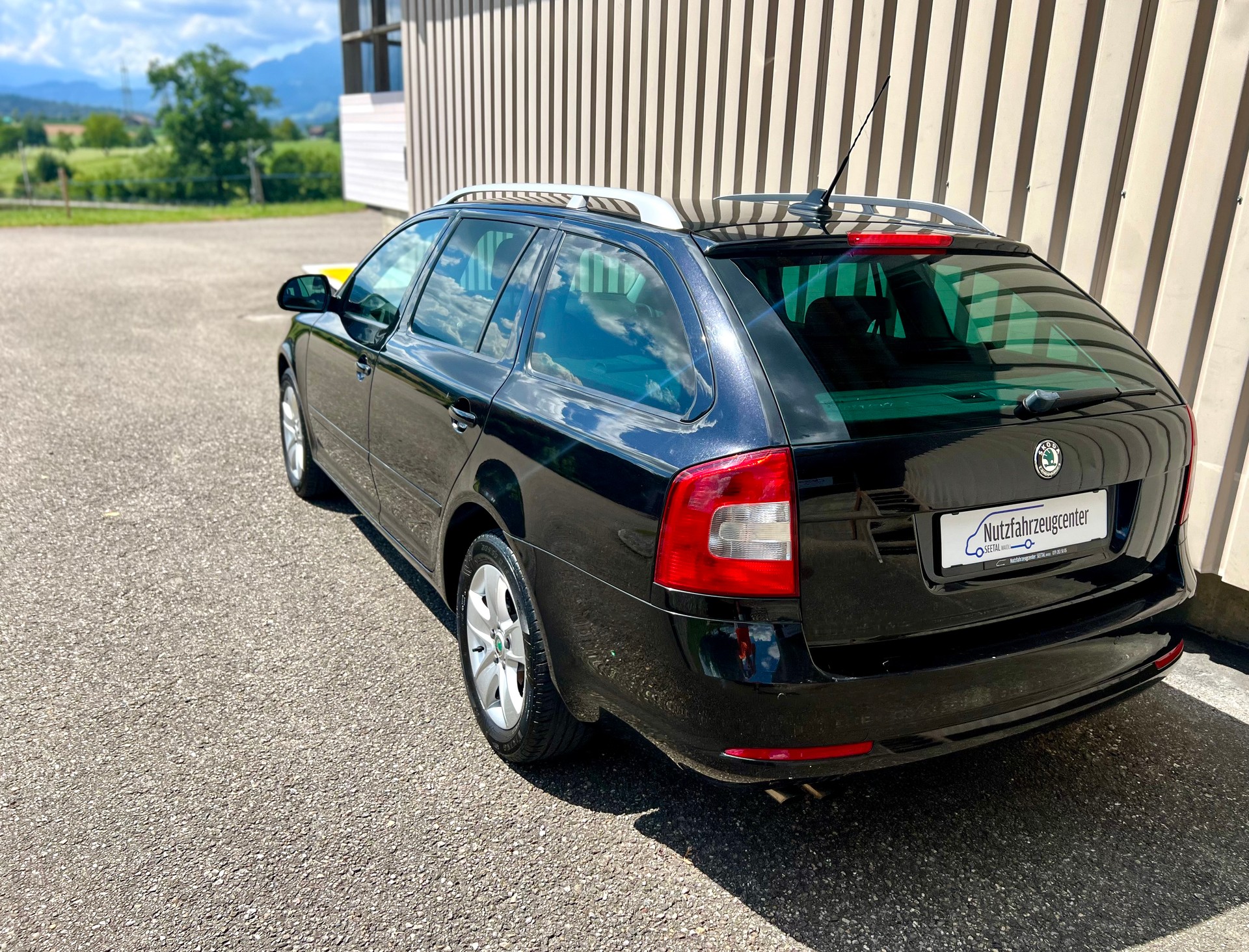 SKODA Octavia Combi 2.0 TDI Laurin & Klement 4x4 DSG by Nutzfahrzeugcenter Seetal-image-3