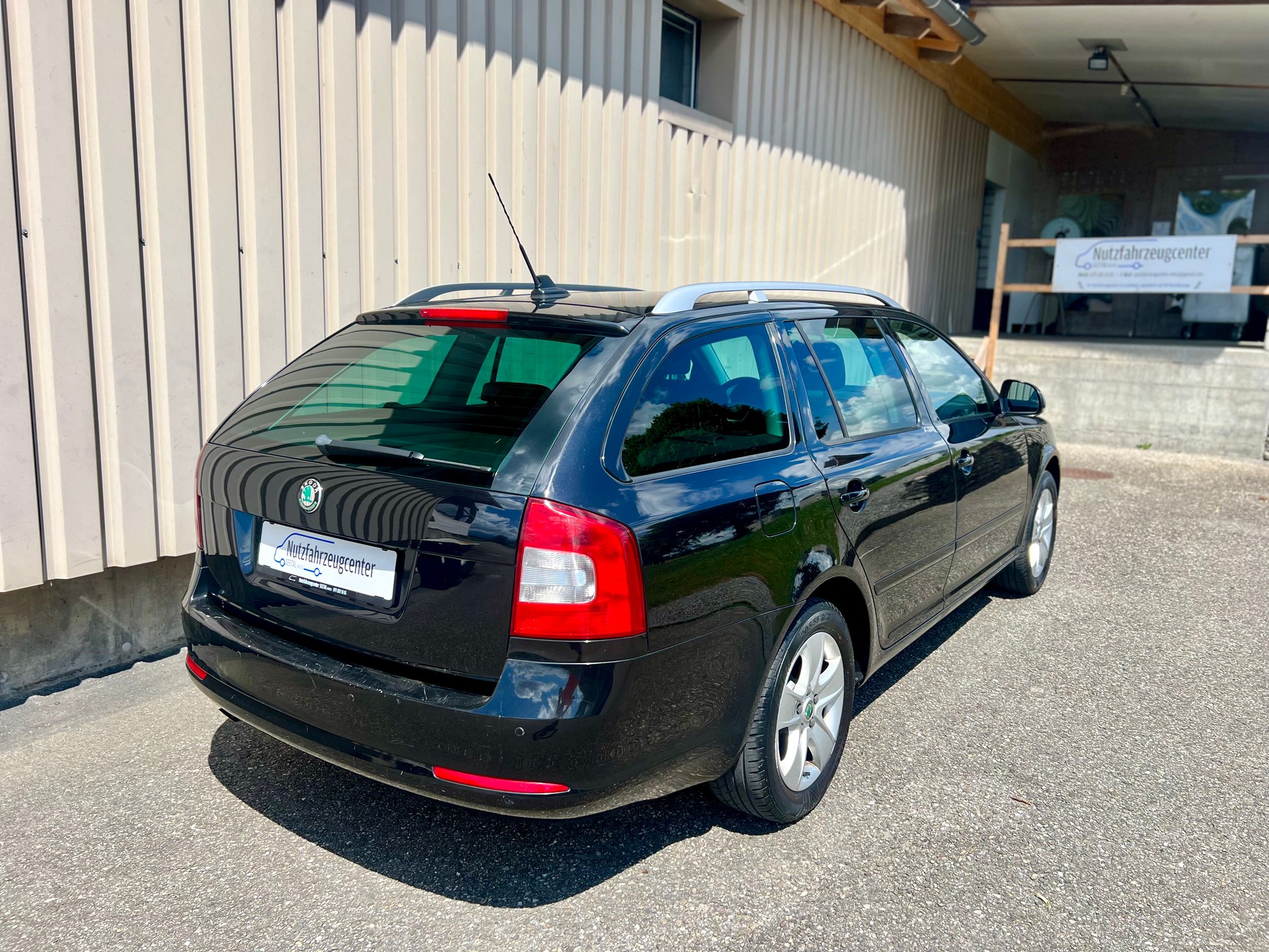 SKODA Octavia Combi 2.0 TDI Laurin & Klement 4x4 DSG by Nutzfahrzeugcenter Seetal-image-2