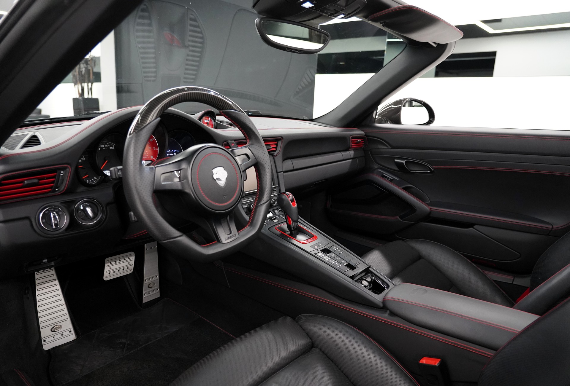 PORSCHE 911 Turbo S Cabrio-image-8