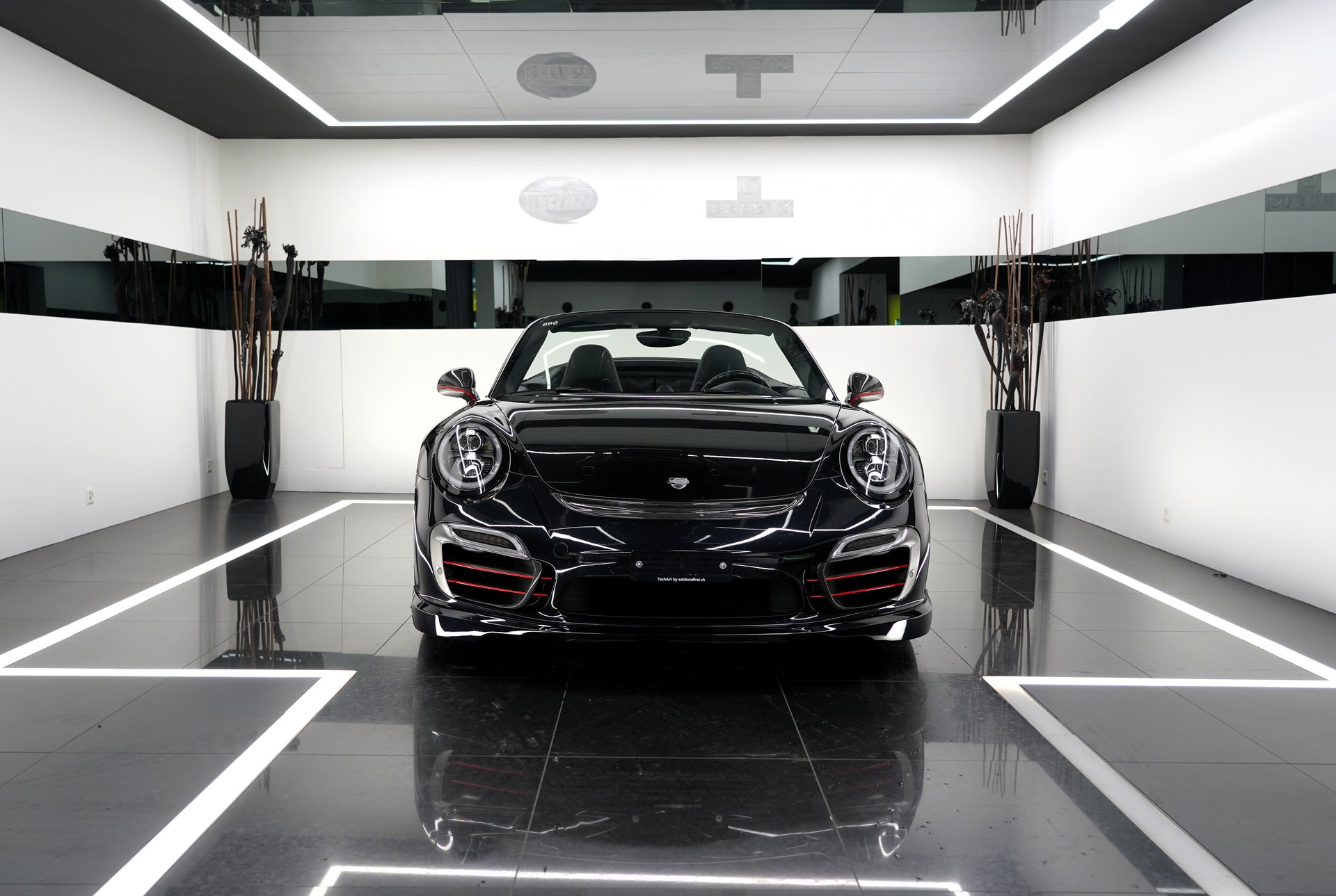 PORSCHE 911 Turbo S Cabrio-showroom-element-1