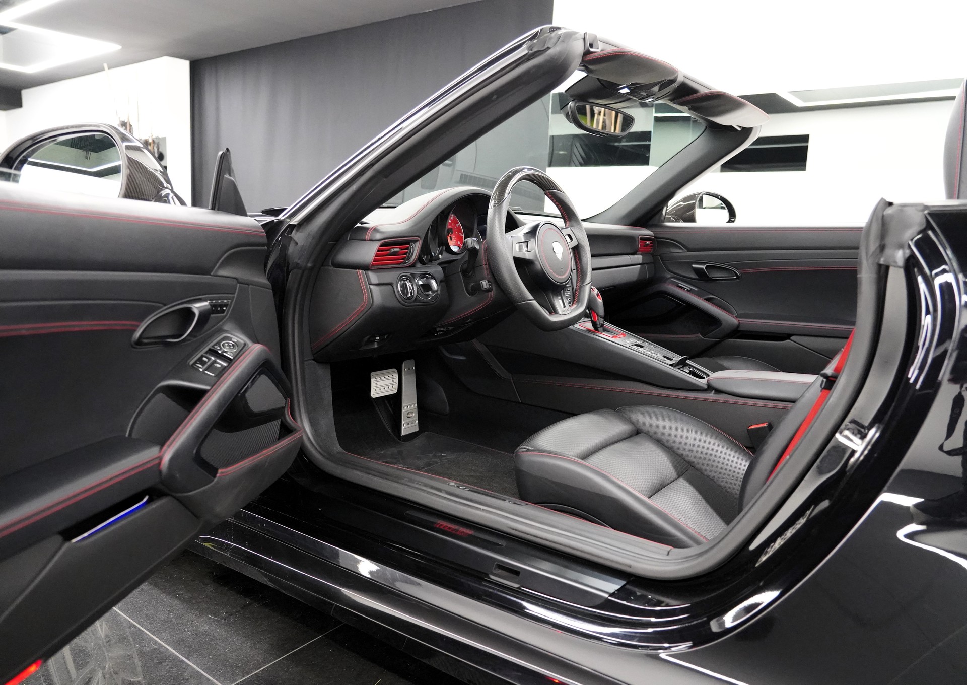 PORSCHE 911 Turbo S Cabrio-image-7