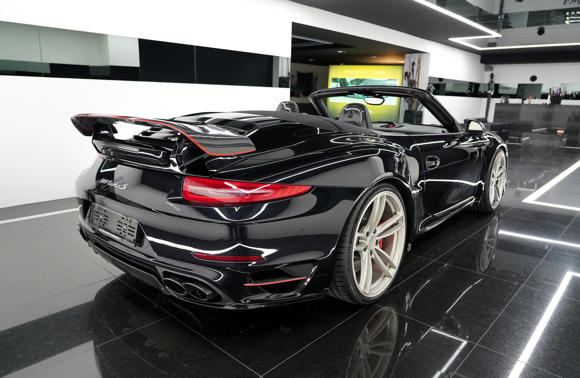 PORSCHE 911 Turbo S Cabrio-showroom-element-3