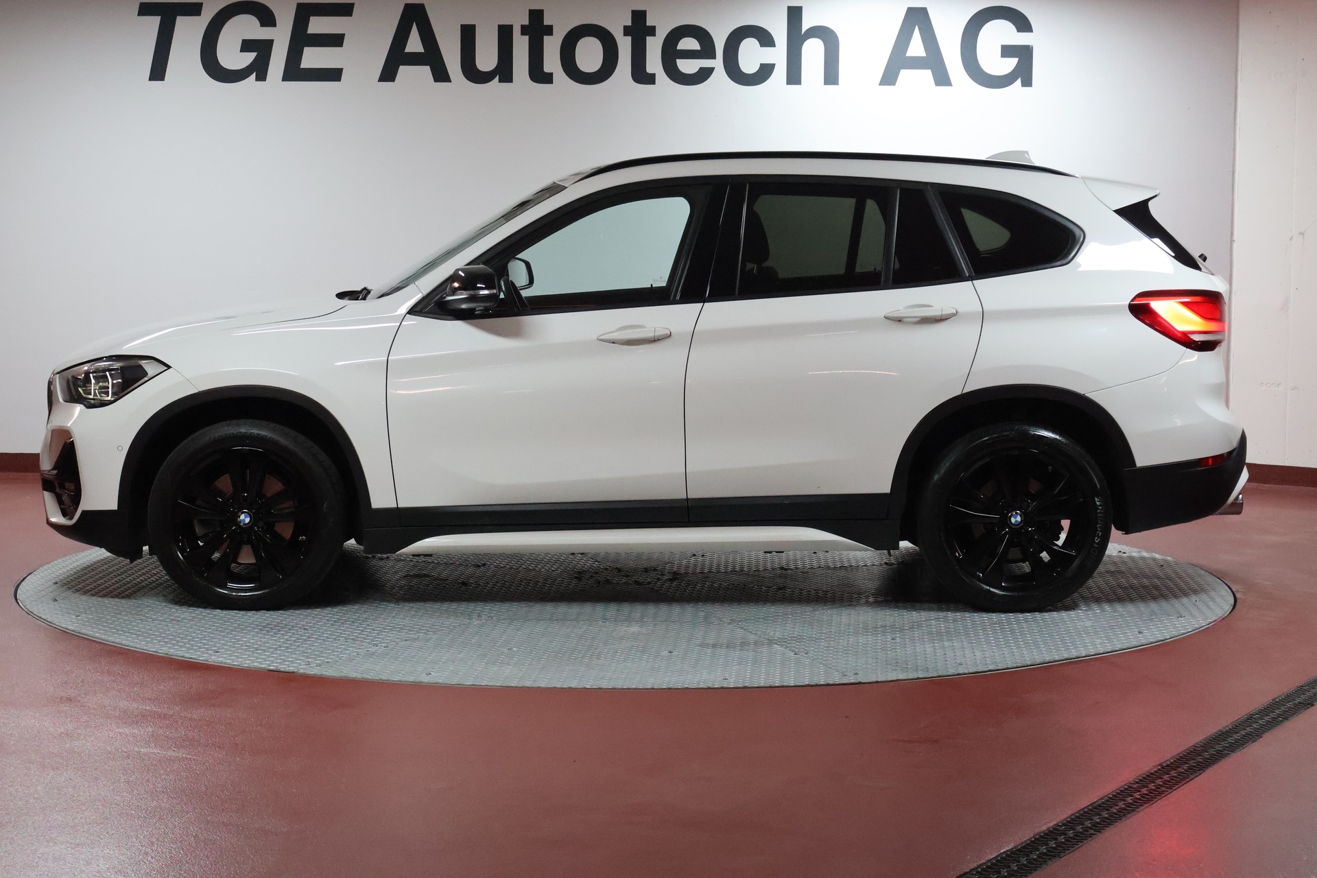 BMW X1 xDrive 20d Sport Line Steptronic-showroom-element-3