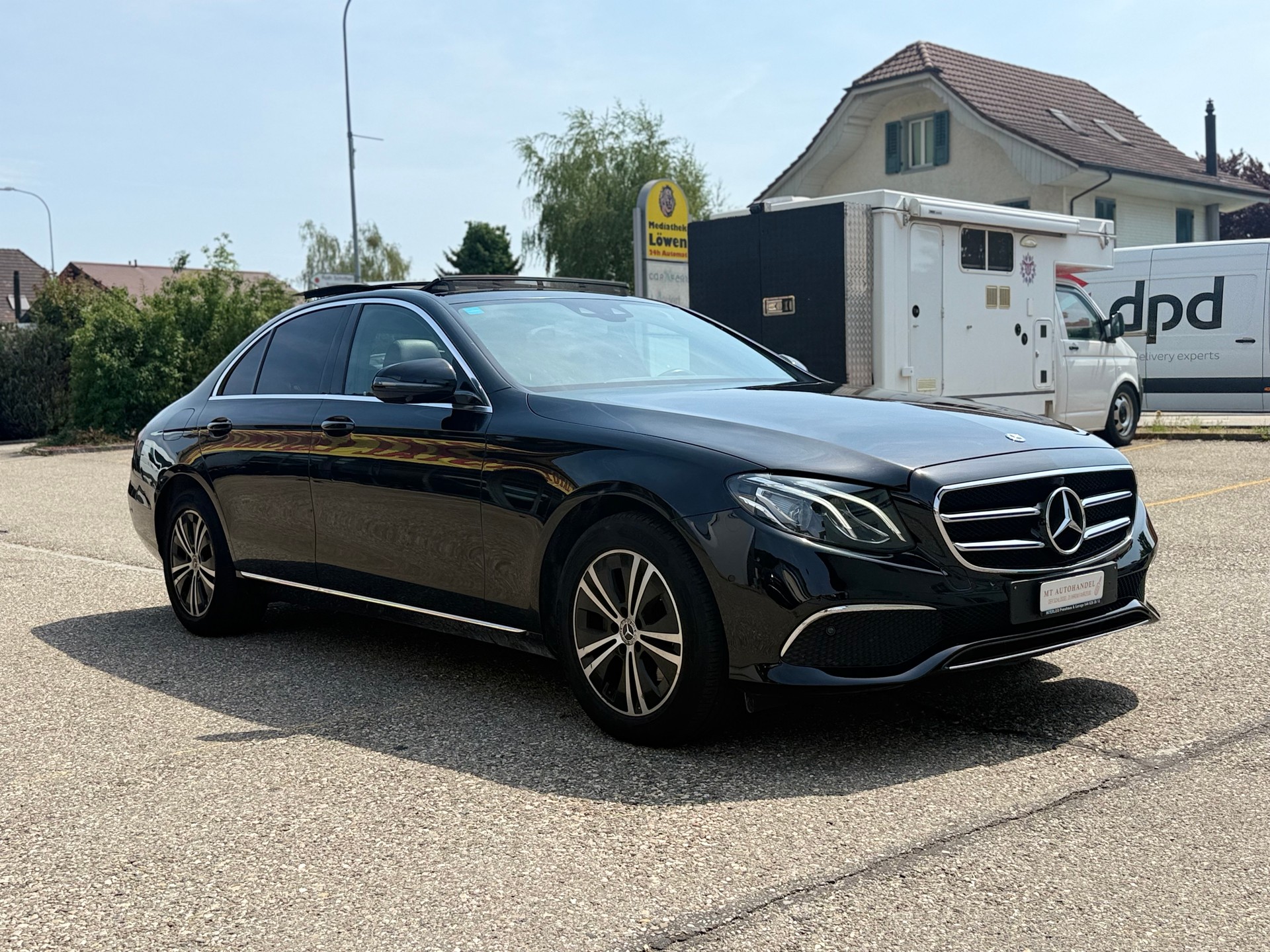 MERCEDES-BENZ E 220 d 9G-Tronic-showroom-element-2