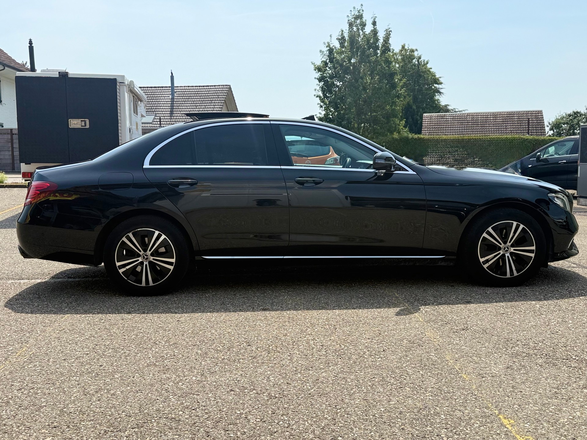 MERCEDES-BENZ E 220 d 9G-Tronic-showroom-element-3