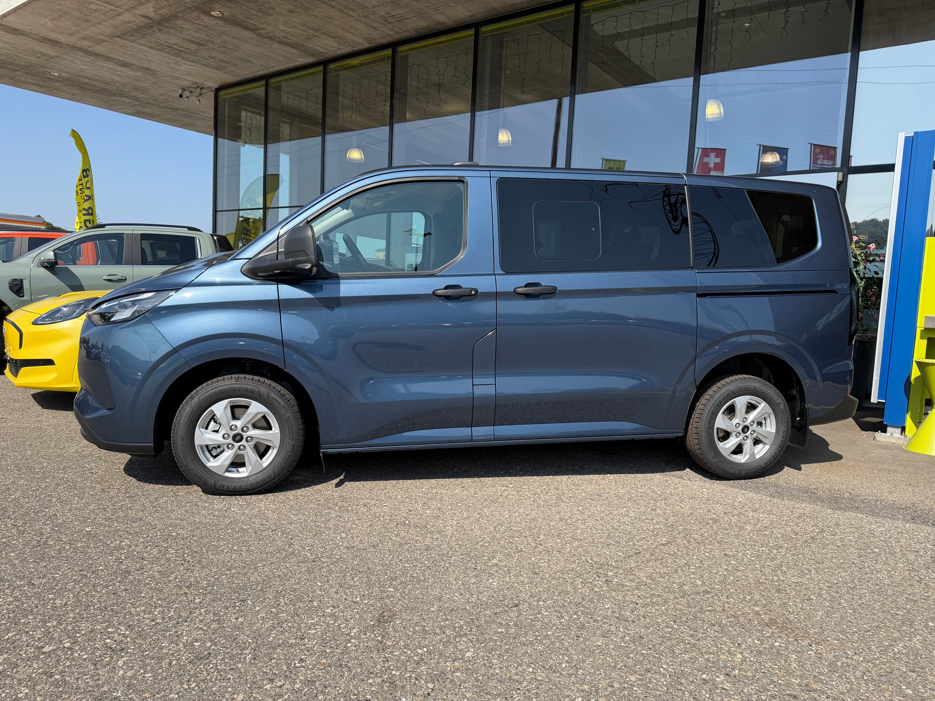FORD Transit Custom Combi PHEV 320 L1H1 Trend Automat-showroom-element-3