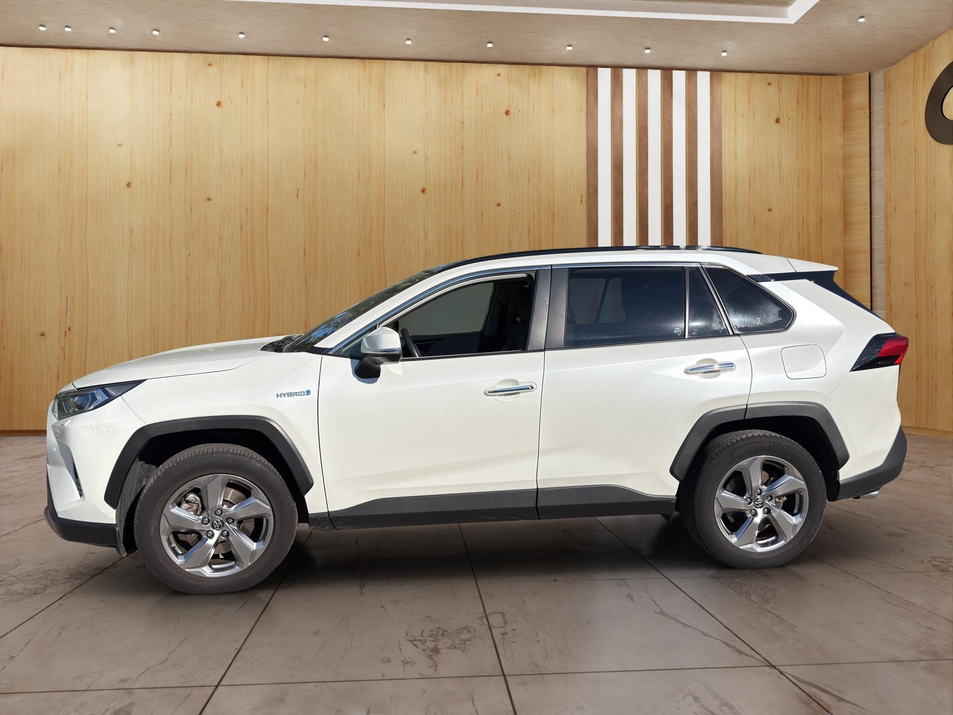 TOYOTA RAV4 2.5 HEV Premium-showroom-element-2