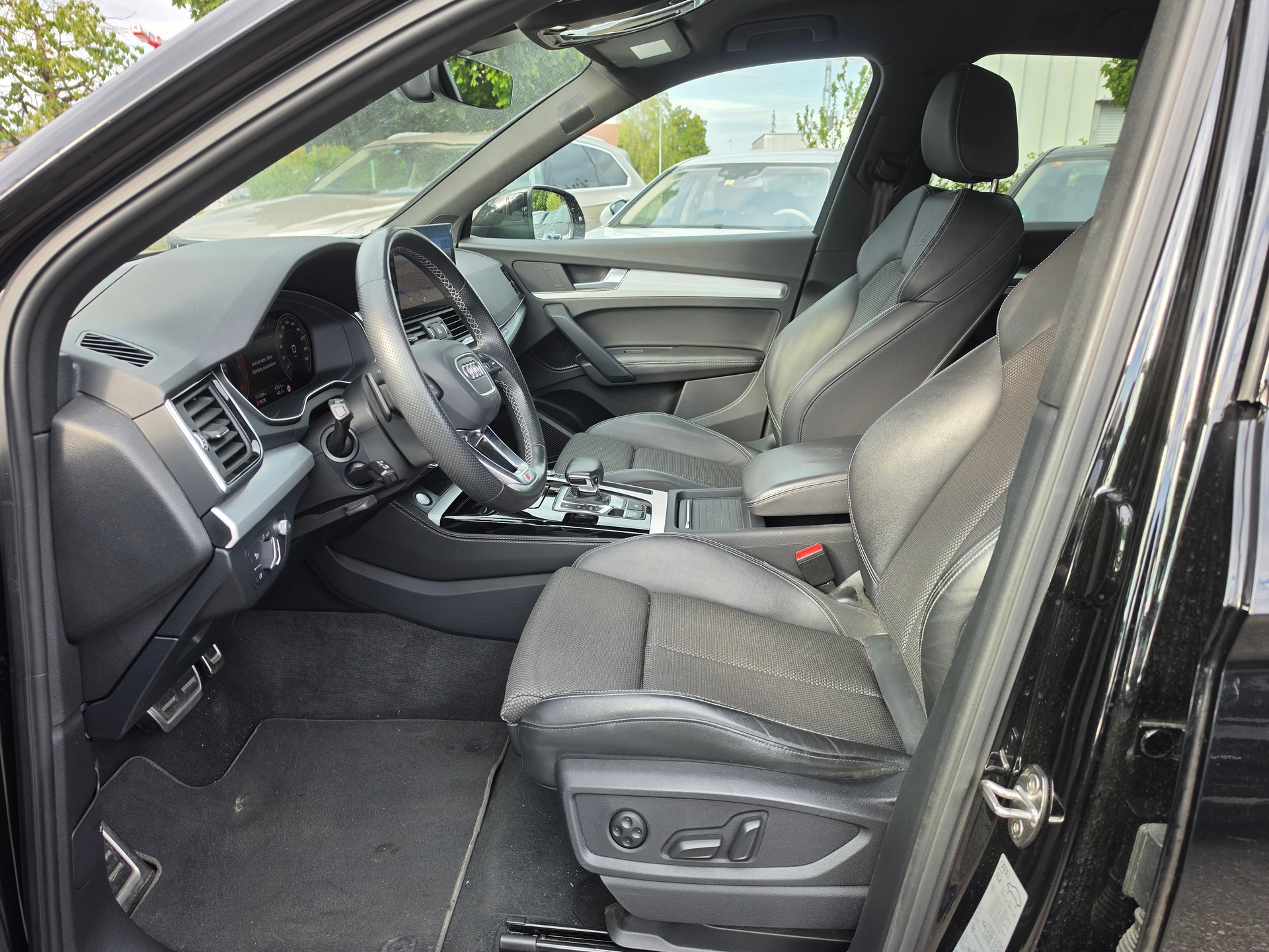 AUDI Q5 40 TDI Black Edition quattro S-tronic-image-9