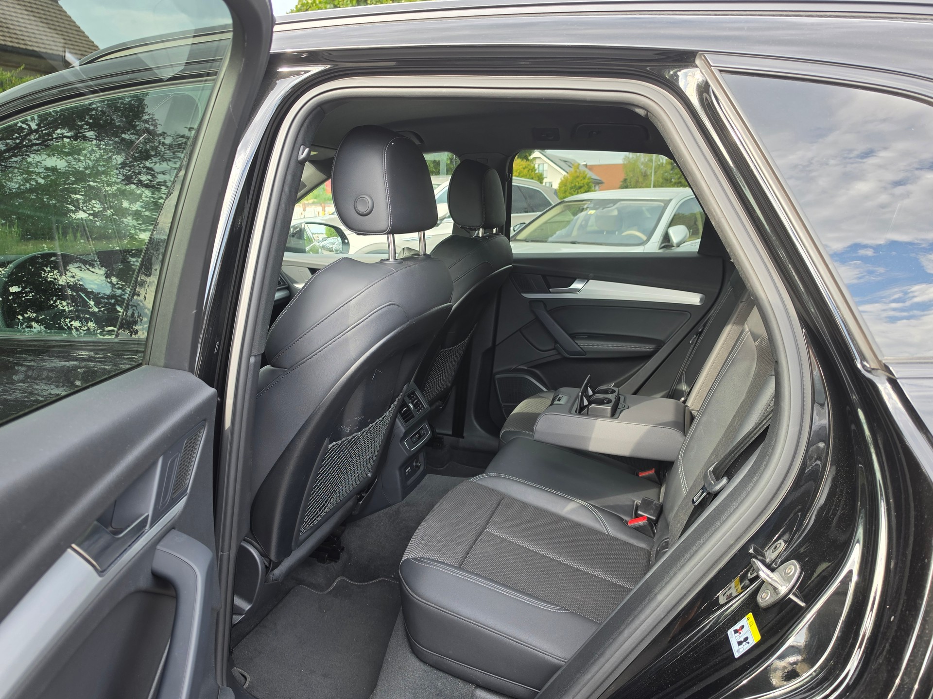 AUDI Q5 40 TDI Black Edition quattro S-tronic-image-11